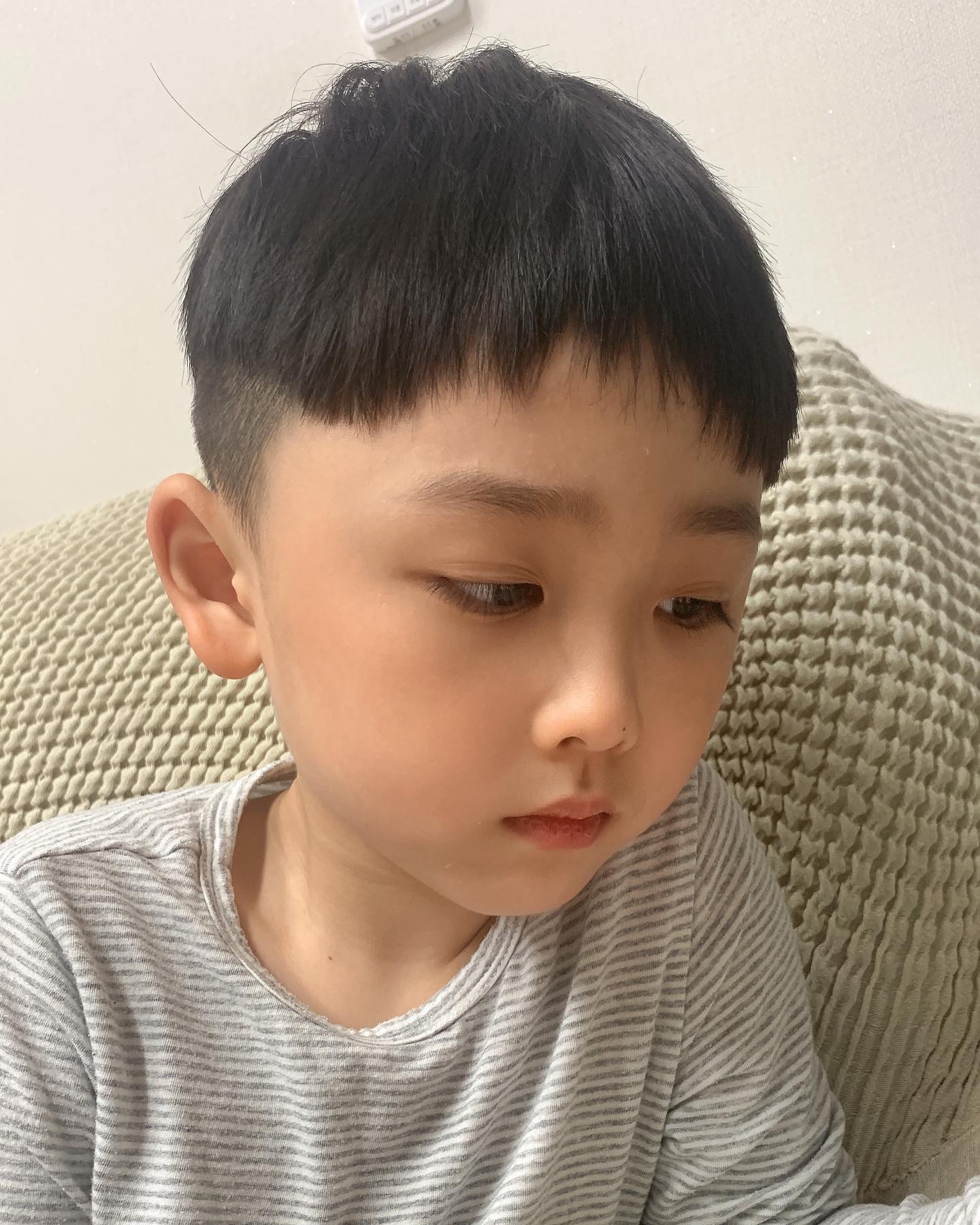 😭
이발 망작. 쥐파먹었음 ㅜㅠㅠ 
띠유니랑 같이 이발하러 갔는데 원래 해주시던 분이
장기휴가라 그냥 예약되는대로 했더니..
띠유니는 잘 깍이고.. 도윤이는 이모냥 😔😔
하 앞머리 내가 잘라도 이정도는 자를거 같은디?
당황스러웠지만 .. 나보다 더 당황스러워하는 
그녀를 보고 머리야 또 길면되지 싶어 걍 나왔는데
집에서 샤워시키고 보면 볼수록 더벅머리같아서
느무 속상쓰하다 😓