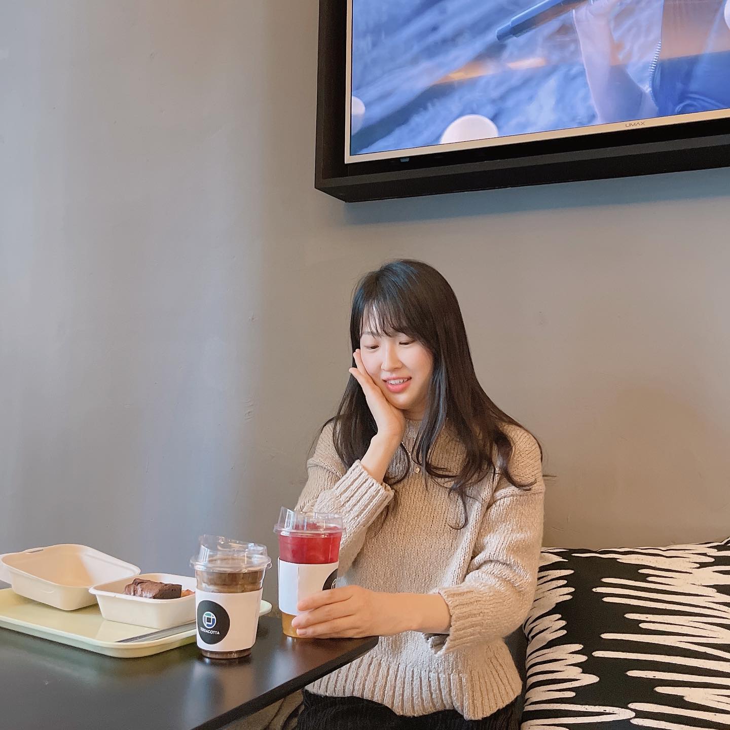 #협찬 어린이대공원 힙한 신상카페 [테라코타]다녀왔어요💙
인테리어부터 반했는데 소품이며 컬러들 진짜 감각적이고 멋진 것 같아요!!👍🏻⭐️ 
예뻐서 사진찍느라 정신 없었답니당😆😆
.
이름도 테라코타 입에 얼마나 잘 붙는지 ㅎㅎ 한번 들었는데도 계속 기억에 남더라구요
.
이쁜 곳에 다가 메뉴들도 좋아서 먹고 싶은 것 잔뜩이었답니당❣️
다크문라떼 역시 비쥬얼도 좋고 위에 올라간 크림까지 맛있었어요!! 🌚
레이어드티는 제가 딱 좋아하는 에이드였어요 정말 흔하지 않고 유자 베리 망고 과일들의 조합이 좋았답니다💛♥️🧡
브라우니랑 휘낭시에크림치즈도 먹었는데 디저트까지 맛있는 곳이에요! 
.
건대에서도 가깝고 지하철 버스정류장 가까이 있어서 찾아가기도 좋네용 🤗😁
어린이 대공원 근처 카페로 추천해요~! 

#협찬 #테라코타 #건대테라코타 #건대신상카페 #건대카페 #건대입구카페 #어린이대공원카페 #건대디저트 #화양동카페