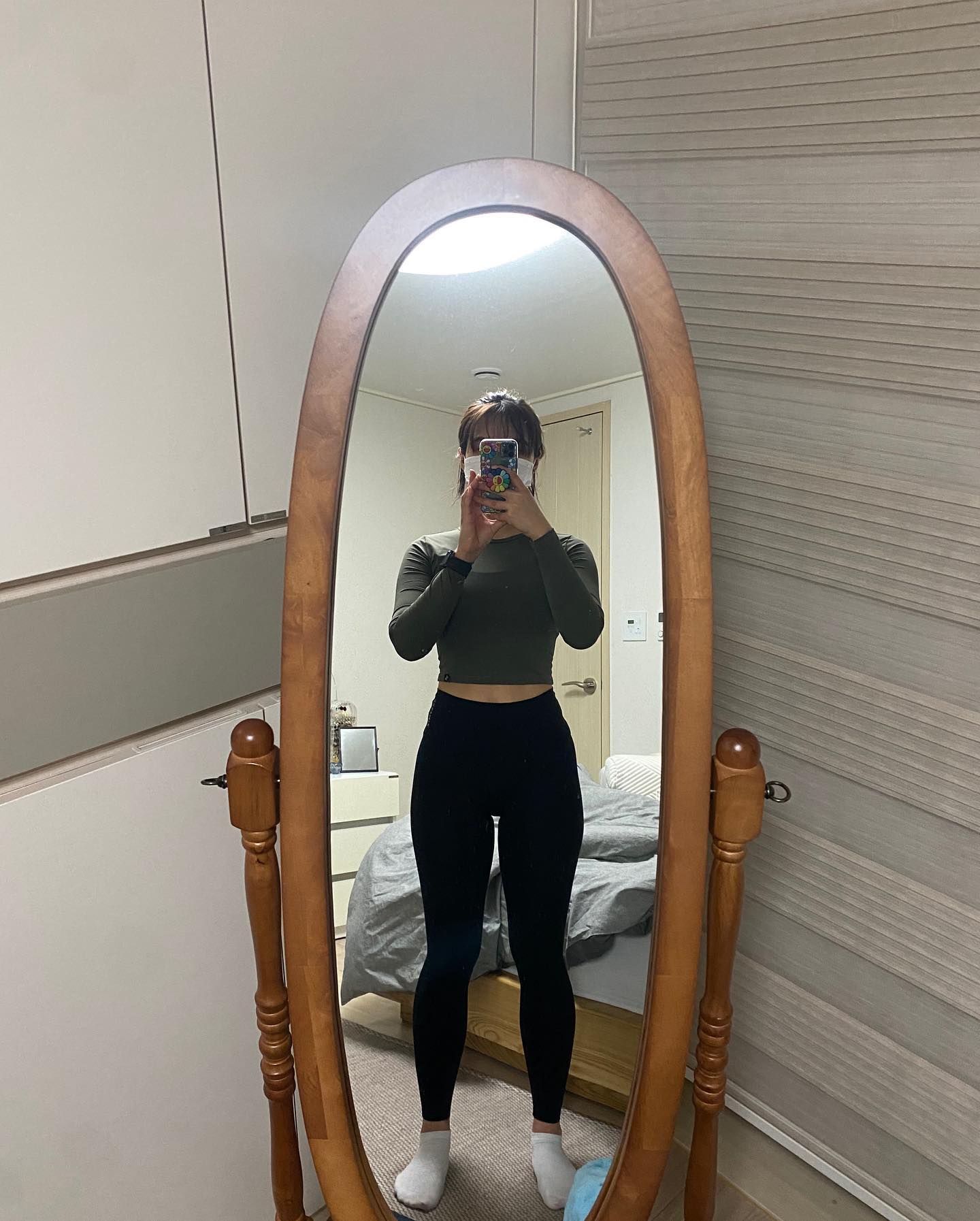 히히_오늘의 운동❤️‍🔥
"운동에는 역시 새운동복이 진리"

2022.02.14 D-46🔫
☑️가슴 Pt + 복근
☑️유산소 
-인클라인11 속도4 손떼구 
☑️한번더 복근
- 소미핏 홈트

잠재웠던 소비욕구 운동복욕구가
미친듯이 살아나고 있는 요즘🔥
새로운 아이를 입구서 운동 추울석 하였습니다

이건 진짜 너어어어무 이뻐서 색별루 다 구매 예정인데
저희 단호한 트레이너 선생님이
이거 입고 가니깐 살 빠진 것 같다구 해주셨어요❤️

그리구 오늘은 발렌타인데이🍪🍩🍫
그런거 안챙기는데 회사 출근하니 다른분들이 주셔서
너어어어무 먹구 싶었던 초코초코

점심시간에 먹을 수 있는 초코
99% 초콜릿을 사왔는데
세상에 이럴수가 이게 사람 먹는게 맞나요💸

그렇게 한입을 다른분들과 나눠먹구 가방행 초콜릿이
오늘의 저를 살렸습니다🙃

.
.

#내놔 오늘 무슨 날인지 알지?
"선생님 이렇게 협박해서 몇 개 얻어내셨어요?"

#진짜없어?? 나 수업안해 번호지워지워
벌러덩 누워버리시면 ..... 🤯

"있어요 까묵고 나와서 이따가 드릴게요"

운동후 드린 99% 초콜릿에 좋아하시구
오늘 처음 받는다고 이거 똑같은거 다 돌린거 아니죠 하시면
당당하게 말씀드릴 수 있습니다

"저 오늘 아무도 안줬어요! 
아빠랑 선생님꺼만 챙겼다구요😁"

99%에 이렇게 좋아하시면 참 죄송하구
담에는 꼭 선생님을 위한 초코 드릴게요🖤
#초코 시러한다면서요......

.
.

오늘은 가슴 열심히 밀고 밀고
벡덱플라이 30kg*15 최고기록 갱신👏
운동 잘한다구 오랜만에 칭찬받았습니다앙💛

앞으로 유산소도 도망치지 말구 제발 잘하라구
토요일에 한시간 안채운거 다 봤다면서
다음 수업이 끝날때 원래 있어야 하는데
딱 보면 없어서 다 알 수 있다구 조심하래요🤯

그렇게까지 절 감시하시면.... 😟
#감사하죠 차암

친구랑 둘다 드디어 정신차렸다니깐
친구도 이제 차렸냐면서 둘 다 열심히 하라구
"선생님 반이나 남았어요!!!" 외치니

참 그걸 좋아할 일이냐는데 반이면 너무 희망적인데요🤍
구치 현지나 우린 할 수 있옹
zzz_hj_ 

대회준비하는 회사분이랑 찍을때 꿀리지 않을려면
복근은 완벽히 만들자며 설득하시고
그 옆에서 꿀리면 내가 창피하다고 말하시는 선생님😫

그런 마음 가짐 진지하시군요...
#감사합니다 정말루...(?)

그러면서 주말에 갔다온 맛집 사진 보여주시면서
5월에 가요 5월에 날리시면
이건 참말루 그저 조용히 웃어봅니다💔

.
.

실시간 음식 피드백에 이어서 이제는
Am05:00 기상해서 공복유산소 보고까지

"저를 왜이렇게 못믿으세요?"

#믿게생겼어요 지금

그쵸 못믿죠 넵.... 알겠습니다❤️‍🩹

보고하는 인생은 아마 끝이 없나 봅니다
그래두 제 바프에 이렇게 진심인 선생님
그 어디서도 못만나겠죠😮‍💨

공복 계단걷기+유산소 오늘은 작렬히 실패
5시 알람은 듣지도 못했구 30분 알람은 꺼부렸어요

새벽에 강아지가 자꾸 끼잉 거려서
잠을 못잤더니 일어날 수가 없었답니다😶‍🌫️
내일 다시 Am05:00기상 도오전🔫