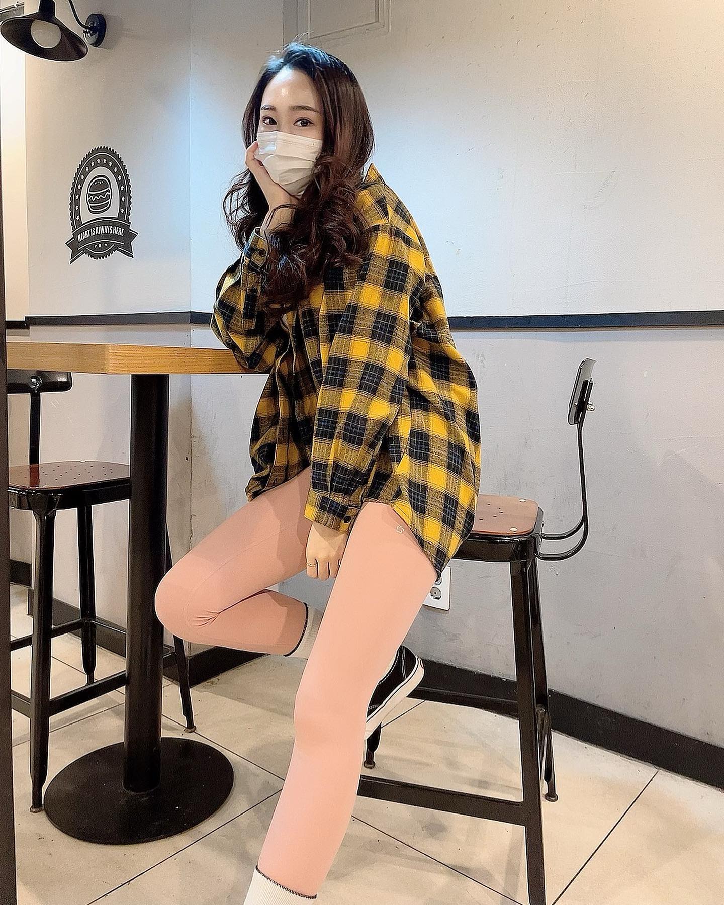 #협찬 한국의 룰루레몬이라 불리는 뮬라웨어💕필라테스 할때 항상 레깅스입고 하는데 역시 뮬라는 착용감이 짱이당👍Y존 자극도 없고 키에따라 일반과 노컷으로 선택해서 주문할 수 있어 편하당☺️ 내건 색감도 핑쿠핑쿠 해서 미리 봄🌸
.
 #뮬라 #뮬라웨어 #뮬라웨어레깅스 #뮬라레깅스 #레깅스추천 #레깅스코디 #레깅스패션 mulawear_kr #운동 #운동하는여자 #운동에미치다 #필라테스 #필라테스복 #필라테스그램 #다이어트 #다이어터 #월요일 #일상 #신림 #요가복 #요가스타그램 #모델 #전신샷 #fff #레깅스 #레깅스코디