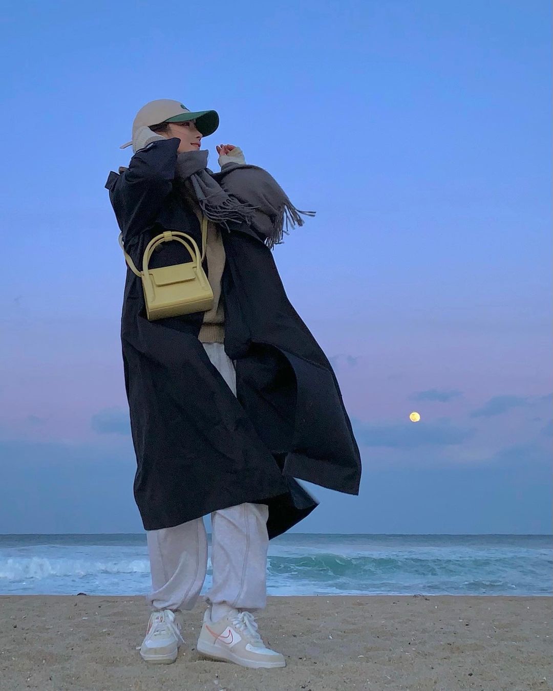 정빈’s Instagram profile post: “@findkapoor #광고 겨울 강릉 나들이 .. 🌊👒 파인드카푸어의 마티백이 이번에 SS 시즌감의 밝은 컬러와 다양한 소재로 새롭게 구성되어 출시 되었다고 합니다