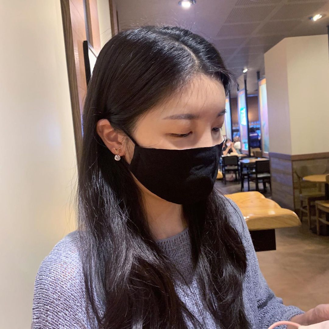 쏘이 on Instagram: “일회용 마스크만 끼다가 린넨마스크 착용했는데 훨~씬 부드럽고 숨쉬기 편하네용??? 진즉 사용할걸 ㅠ.ㅠ!!!! 색상도 다양하고, 필터 교체도 가능하고, 끈길이 조절도 가능