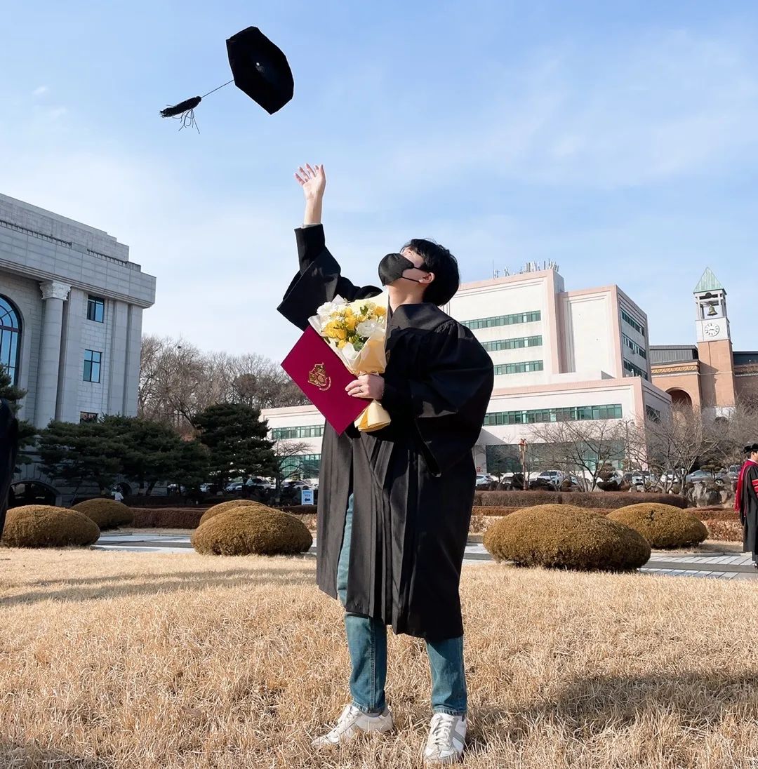 2013 ~ 2022
그래도 10년은 안채우고 졸업🧑‍🎓

#경희대 #졸업식