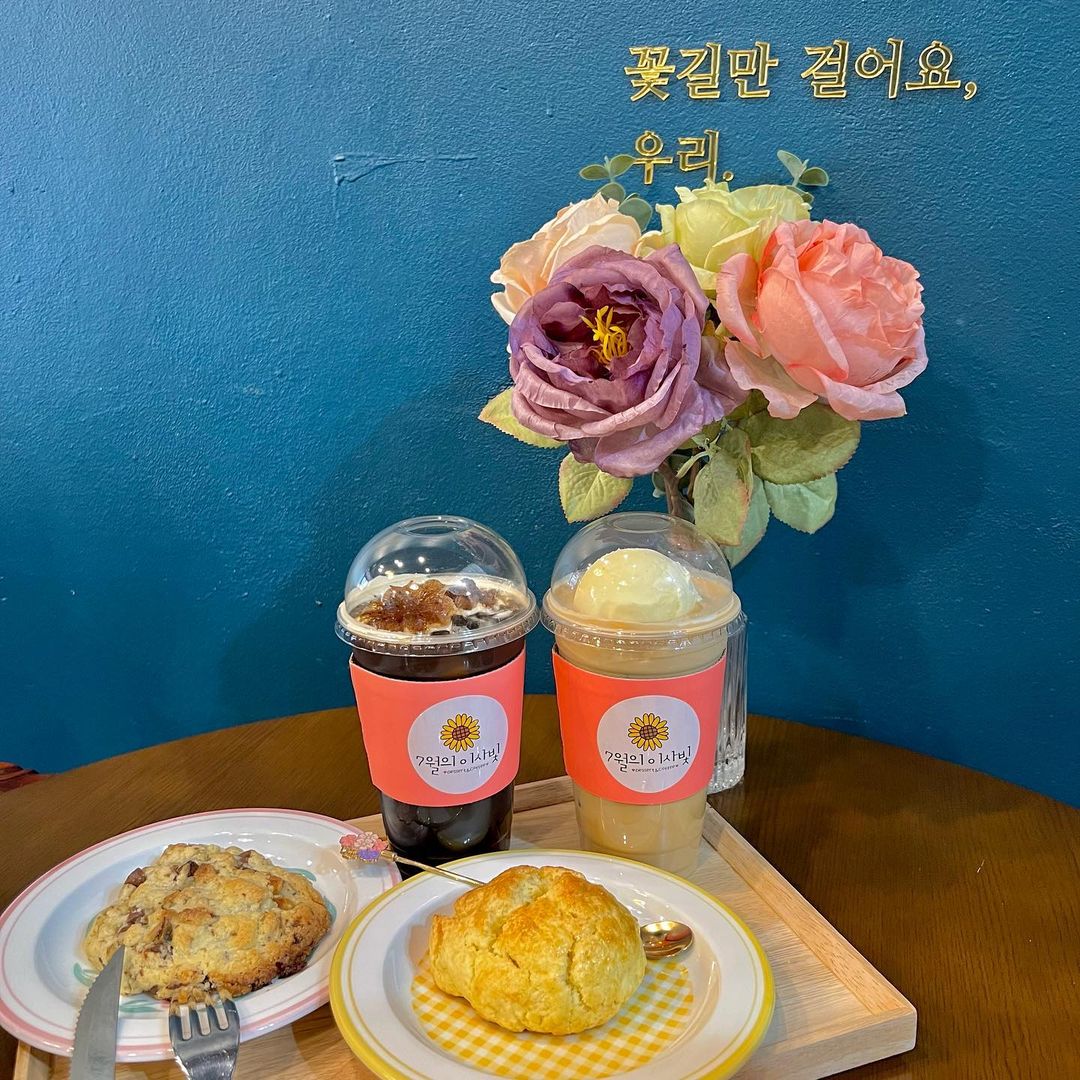 𝐇𝐚 𝐉𝐞𝐨𝐧𝐠 𝐘𝐮 하정 on Instagram: “2022.02.19 Saturday 💜 부천역 근처에 새로운 카페를 발견해따 사장님도 친절하시고 내부도 아기자기 예쁘다😚 +가격도 착하고 꽃모양얼