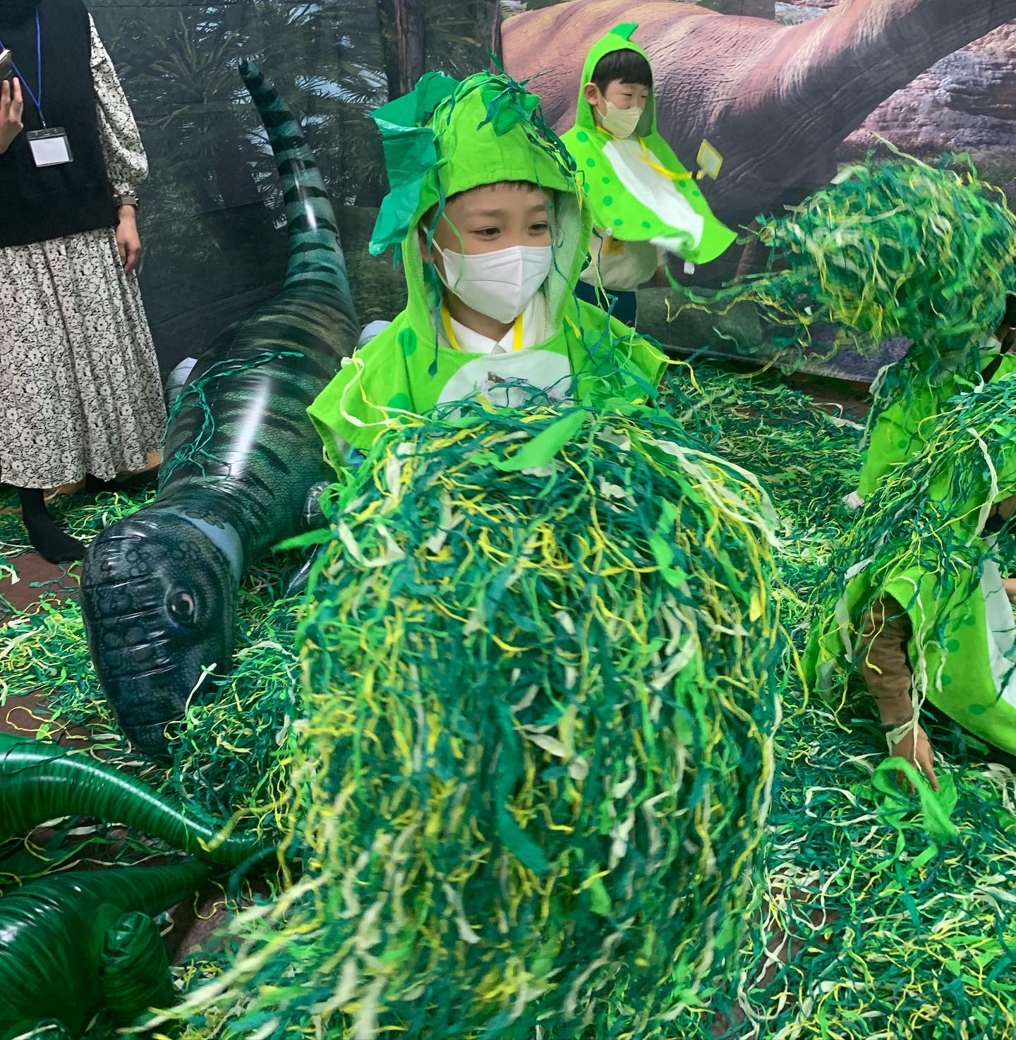 💚
유치원 신학기 오티날 ! 
도윤이가 좋아하는 선생님이 담임샘이 
되어서 마음이 놓이네😊
공룡옷입고 친구들이랑 재밌게 활동하는
모습보니 엄마도 기분좋고 ~ 
1년전보다 수업의 집중도 더 좋아져서 
안심되기도 하고 〰️
끝나고 친구들이랑 까페에서 수다ㅋㅋ 
코로나만 아니면 오늘처럼 밖에서 자주 만날텐데 .. 
도윤이도 나도 간만에 좋았쓰🤭