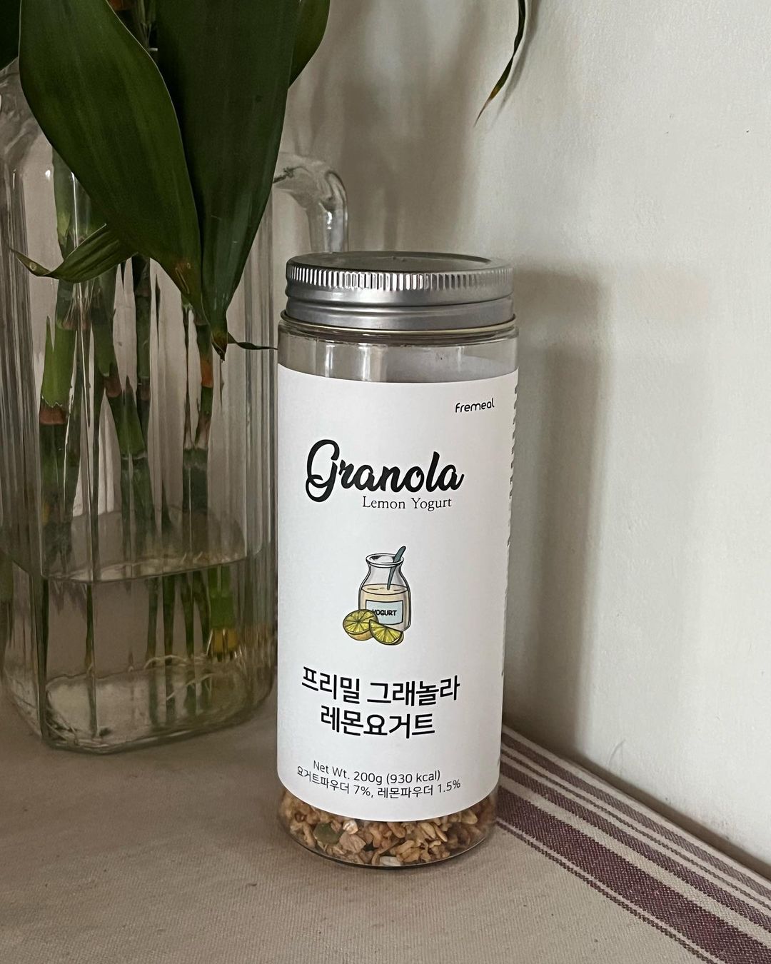vov505 on Instagram: “요즘 주말 아침으로 늘 챙겨먹는 샐러드에 프리밀 그래놀라 레몬요거트를 첨가해서! 건강한 한끼 해결💛 얇고 가벼운 통이 밀봉도 쉽고 보관도 쉬워서 주방 한켠에 이쁘