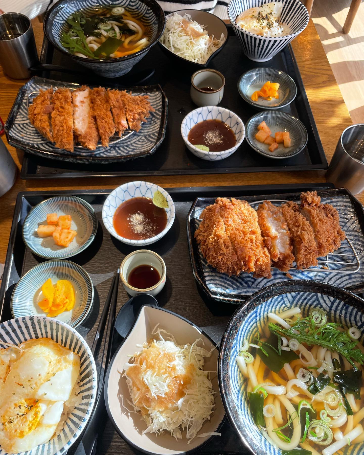 돈까스면 다 잘먹는
신랑이 추천해준 곳이라
진짜 맛집 맞아? 슬쩍 의심도 하면서🤣
가본 곳인데 너무 맛있었어요〰️

배달은 안하시고
포장/방문만 가능하고
골목에 작은 매장이라
단골 손님이 많은 곳이에요

스미레통정식을 시키면
두툼한 생돈까스에 
유난히 푸짐한 우동과 
계란밥, 샐러드를 제공해주셔요

작은 종지에 있는 간장을 원하는 만큼 
살살 넣어 먹으면 간장계란밥도 완성!🍳

돈까스 맛있는건 뭐 말모🍎
나중에 또 생각나서
근처 갔던 신랑한테 부탁해서
포장해와서 먹었답니다 추천해요 :)

이번 답방은 조금 천천히 갈게요ㅠㅠ
🌸자세한 소개는 블로그

#꽃이야 #맛집추천 #스미레통 #양재시민의숲맛집