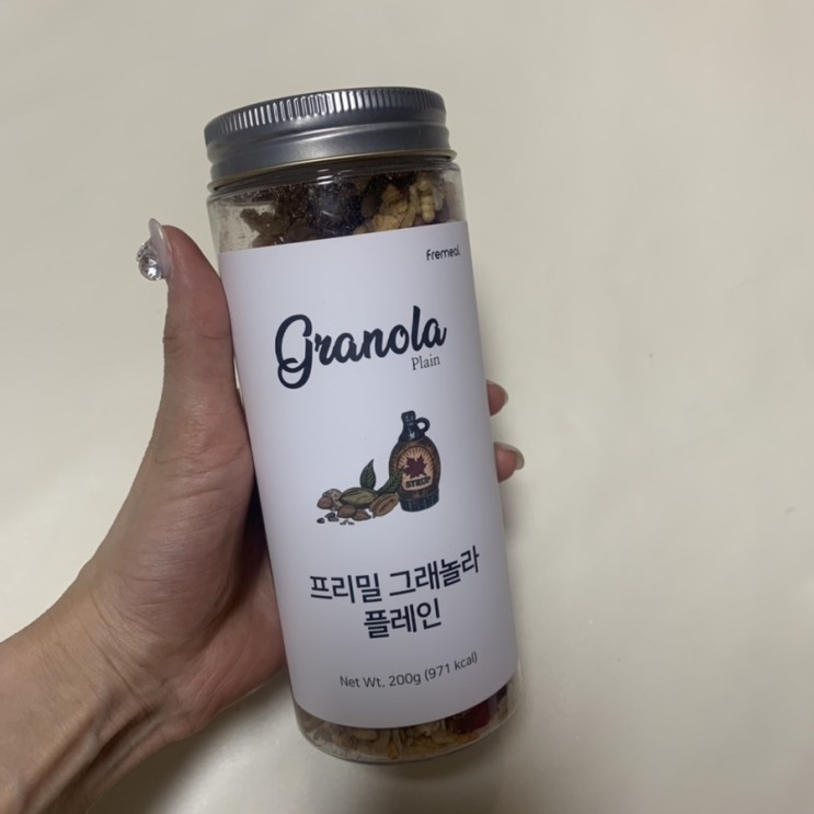 씨리얼 그릭 요거트와 함께 먹기 좋은 건강한 프리밀 그래놀라 플레인