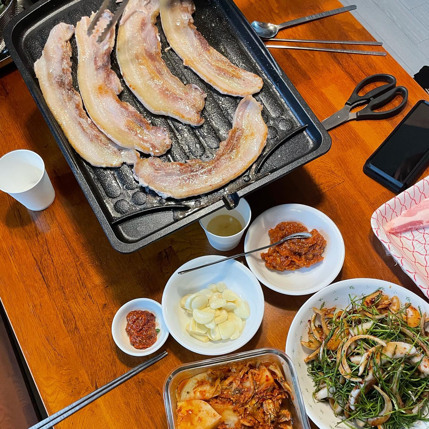 .
금욜 남편 픽업해와서 삼겨비
.
집에 삼겹살 굽고난 후 냄새가 걱정이라구요?
집밖에 안나가면 냄새 안나요😆
코로나로 강제 집콕
이럴때 삼겹살 구워묵지이
.
#고니네집밥