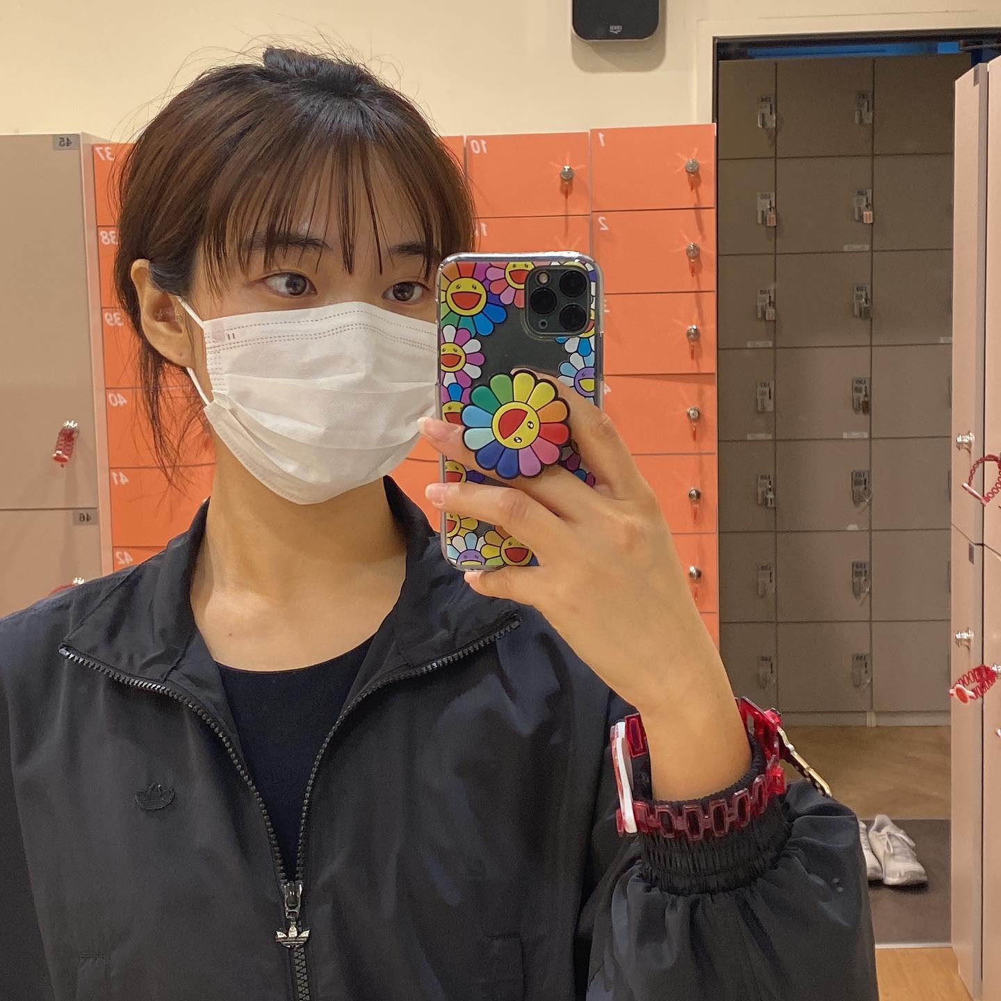 히히_오늘의운동
"일욜인데 살살 좀 합시다...."

2022.02.20 D-40😇
☑️엉덩이pt 
☑️유산소 6.5 30분

Am11:00 피티 50분쯤 헬스장 1층 카페도착
선생님께 드릴 커피를 사는 순간이었습니다
57분이 되어도 나오지 않고 불안초조🙃

엘베를 내린 순간 Am10:59분
들어가자마자 들은 소리
"1분안에 안나오면 노쇼할거야‼️"

다른 선생님들의 외침
"회원님 1분 남았어요 화이팅"

Am11:01 나왔는데.... 히잉😁
"선생님 커피드세요"

이거 사다가 늦었어요? 이분 뇌물 가져왔네
고마워요 하체합시다.....❔❔❔
#기적의논리

.
.

밴드끼고 저는 못하겠어여
엉덩이가 찢어질 것만 같아요 울부짖었는데
못듣는 척 하시는 선생님 

그리구는 #퍽
선생님께서 또 부딪치셔서 웃음이 나왔어요😆

이 사람이랑 할때만 부딪친다며
이걸 제 탓으로 하면 저는 계속 웃어드리겠습니다🔥
조심 좀 하세요 ^____^

화장 좀 하고 와요 쫌 예의예의 머리는 감은거죠??
저 공복하구 머리가 마르기도 전에 또 운동 온건데요???😊
대단하죠 증말????

"선생님 모자나 쓰지마세요 우씨"

.
.

어제 오랜만에 힐링 주말 보냈는데
오늘두 드라이브 힐링 주말 예약이요❣️

바루 갈려구 짐 바리바리 들구 왔는데
바디워시 안들고 온 바부 나야나 나야나
유산소 30분 하구 호다닥 집으루💔

이따가 공포의 카톡이 오겠죠
저는 또 혼나겠죠
괜차나여 이제는 익숙해요....😂