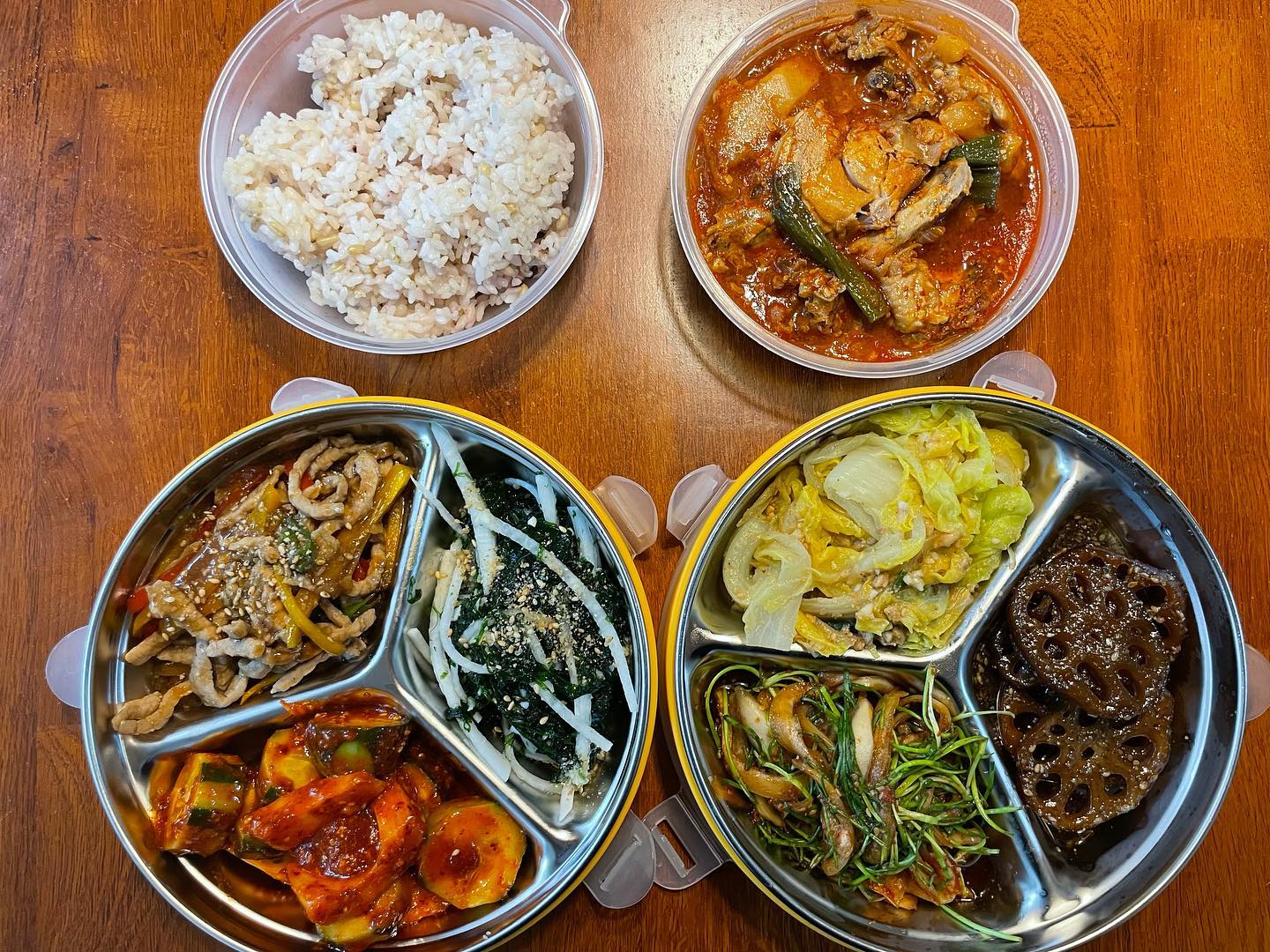 .
남편 반찬
반찬장을 띄엄띄엄봤더니…
반찬거리가 너무 많아유😭
이럴나이가 아닌데 왜 자꾸 깜빡거리는지… 집에 양파도 두망 메인반찬 재료만 세개🤪
.
원래 3칸 나눔통 하나로만 챙겨주는데 오늘은 두통가져가 무라
.
닭볶음탕, 배추된장무침,영양부추무침,파래무침,연근조림,오이초무침,고추잡채
#고니네집밥
#주말부부도시락