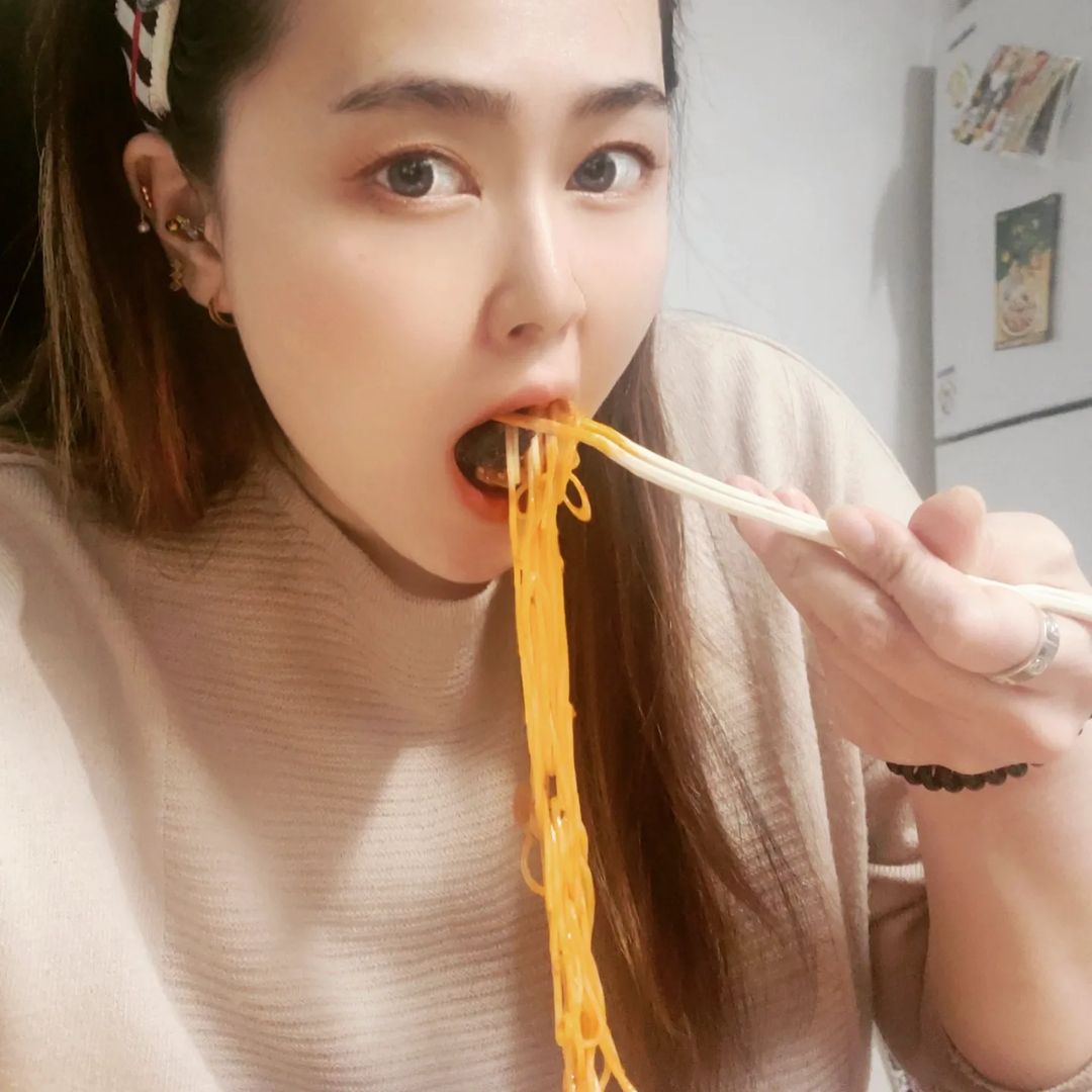 빈이⚘️ on Instagram: “#협찬 [한잔애] 직화 냉동 안주 5종 🍶🍶 1️⃣직화 무뼈닭발 (불맛 가득 매콤한 소스의 무뼈닭발! 소주안주로 최고) 2️⃣마늘 근위볶음 (쫄깃한 닭근위와 풍미가득