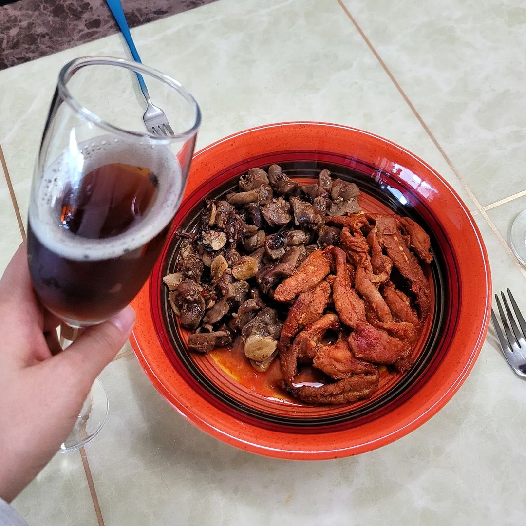 국제부부 이든오로라 on Instagram: “#협찬 x #한잔애 맛있게 매콤해 중독성갑인 불향 솔솔 리얼 직화안주🔥💕 ⠀ ⠀ ⠀ 100% 국내산 닭고기에다 종류도 무뼈닭발부터 마늘 근위볶음, 닭오돌뼈