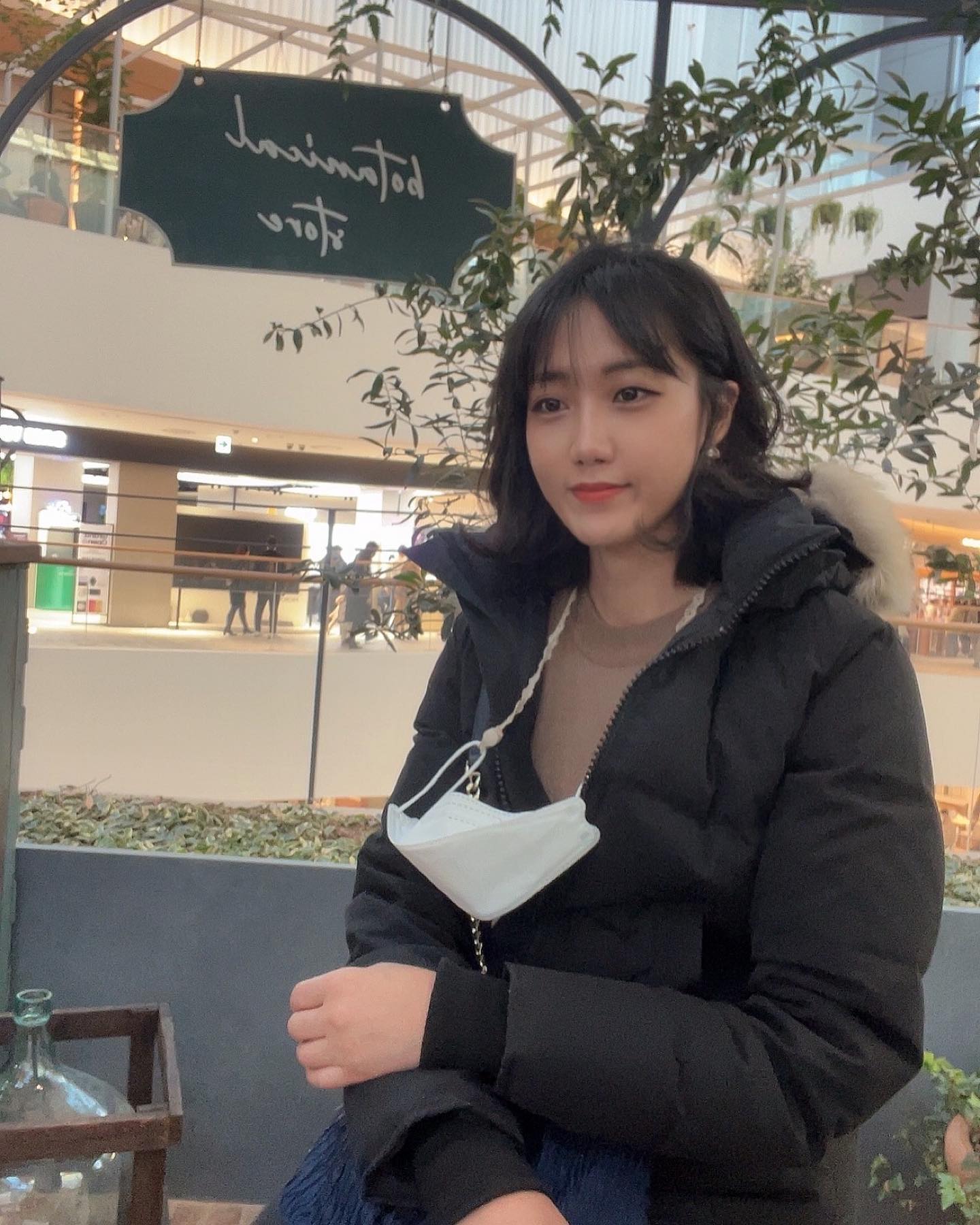 요즘 자존감이 바닥을 쳐서 😭 기분전환이 필요했다 
나만 빼고 다 행벅한 인스타를 더 안하게 된 것 같구 🥺

평일은 집-회사-집 별볼일없는 일상, 주말에는 피곤에 쩔어 방콕했는데 오전에는 먼지 쌓인  #닌텐도링피트 운동도 하고 모처럼 외출해서 커트도 하고 포토존에서나마 잠시 마스크도 😷 벗어보고 쇼핑도 하고 🛍 

친구들과 맛집 찾아가고 수다 떨고 #먹스타그램 이런 게 내 일상이었는데 혹시나 하는 마음에 만나자고 연락하기도 주저하게 되는 요즘🙄

#코로나블루 #더현대서울 #레고스토어 #주말 #월요병 #selfie