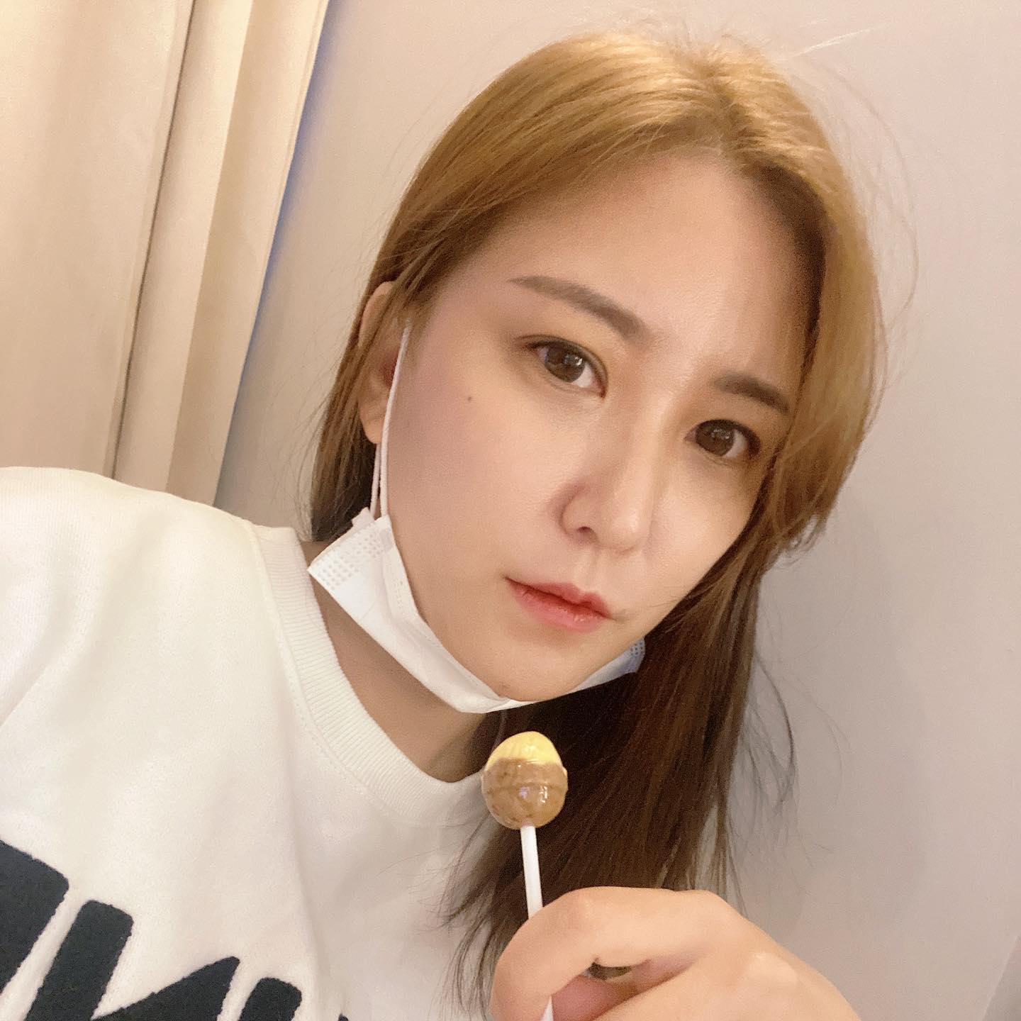 갑자기 마려웠던 반영구 탈각후 첫외출
매력터지는 매력점까지
자연스러운 수지+엠보 콤보로 진행했어요
매력점 수지로 진행하니 무마취로 뙇!
눈썹은 꼼꼼한 메이크업 아티스트와 상의하세요!

눈썹&네일 문의 👉 eunsoul__ 

#내돈내산 🤍

#셀스타그램 #셀카 #오랫만
#셀피 #셀기꾼 #반영구눈썹 
#반영구 #얼스타그램 #오운완
#30대코디 #매력점 #미인점
#헤어라인반영구 #오오티디 #오늘