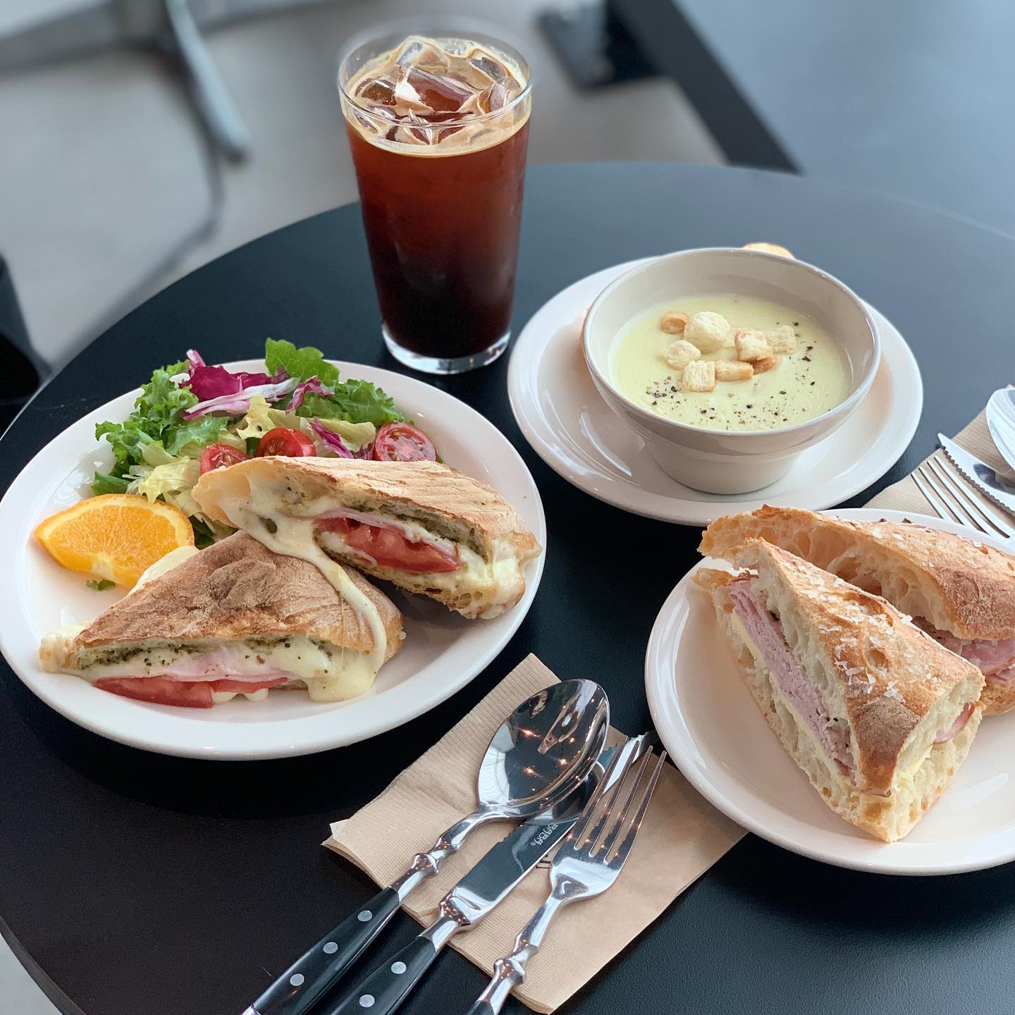강문해변 브런치맛집 #카페밀 🥪⠀
⠀
사실 #강릉 넘 가구싶어서 쓰는 리뷰😿🥲🌊
쥬랑 처음 떠났던 여행에서 먹었던 든든하고 
맛있었던 브런치카페 카페밀🙌🏻
⠀
 [ #냠솔리뷰 ] ⠀
✔️바질 토마토 파니니 (9,800원)⠀
✔️잠봉뵈르 샌드위치 (8,200원)⠀
✔️베이컨 감자크림 스프 (6,500원)⠀
✔️아이스 아메리카노 (5,000원) ⠀
⠀
#강문해변 에서 약 5분 정도 걸어가면 나오는 
대형 #브런치 카페랍니당☺️ 일반 베이커리부터
파니니랑 샌드위치까지 종류가 진짜 ~~ 
엄청나게 많아서 고민했어요!! ⠀
⠀
기본적으로 재료 모두 신선했고, 간이 적당해서 #아침식사 
메뉴로 대만족 했어요😗 요기서 배 따뜻하게 스프 호로록 
먹고 바로 앞 강문해변 산책하면 최고의 #데이트코스 랍니당😽☀️💋❤️⠀
⠀
아촤촤 참고🚗🚨
카페 앞에 별도로 큰 #주차공간 있어서 접근성도 엄청 편해요!