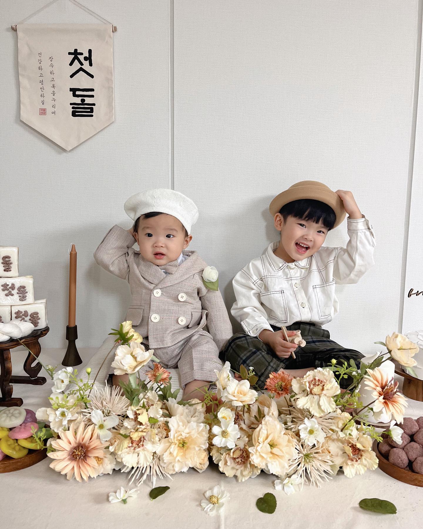 이래서 하나는 아쉽고 
둘은 있어야 하는건가?

클수록 동생을 챙기는 울 첫째😍

나중에 시간이 많이 지나도…

우리 아가둘이 평생 의지하고
서로를 아끼며 살아가길😍😍

내보물들 사랑해❤️

#테이블베이지
#달보드레떡
#셀프돌상
#형제샷👬 
#영원하자