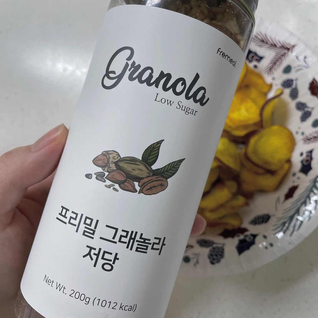 21.05.09 on Instagram: “#협찬 ⠀ ⠀ 프리밀 그래놀라 저당✨ ⠀ 그래놀라 정말 좋아하는데 다이어트중이라 딱맞는 저당 그래놀라 맛보게 됐어요! 패키지도 너무 깔끔하니 이쁘고 바삭바삭함 잃