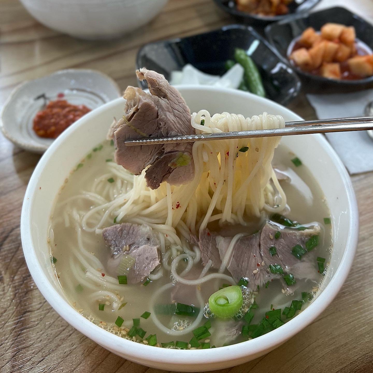 [제주🍜] #고기국수

#미리네국수
📍제주 서귀포시 중앙로101번길 17
🏷 고기국수 7.0

제주도 하면 고기국수죠!
워낙 유명한 고기국수집도 있지만 
현지인들이 많이 가는 고기국수집을 찾아보자해서 
리뷰보고 찾아간 서귀포 근처 미리내국수입니닷 💁🏻‍♀️
은근 고기국수 맛집이 호불호 갈리고 찾기 어려운데
여기는 저 믿고 함 가보세용!!!
고기도 많고 국물도 진짜 맛있어용 ㅠㅠ
여행 내내 한번 또 가고싶더라는… 
피드 쓰는 지금도 또 먹고싶네용…😭❤️❤️