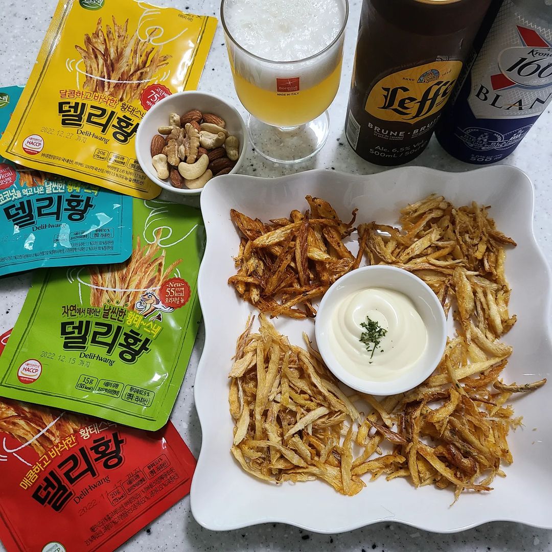 정찌 on Instagram: “찔끔 내리는 눈 보면서 월욜부터 낮술 ♡ 오늘은 가볍게 맥주에 황태스낵이에용 고단백에 저칼로리로 영양만점 간식인 델리황이랍니다 ㅎㅎ 집콕인 요새 전 냉장고에 캔