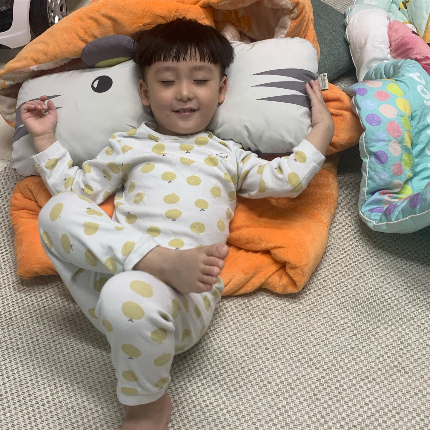 😴
자는척 자는 척
다리 한쪽 꼬아 올리는건 누구 따라하누?
요즘 가족끼리 나가면 마스크쓴 
시유니보고도 아빠 판박이라 하는데 ..
너희들에게 내 유전자는 오디있는고니?
내 배아파 낳은 자슥들인데 ㅋㅋ