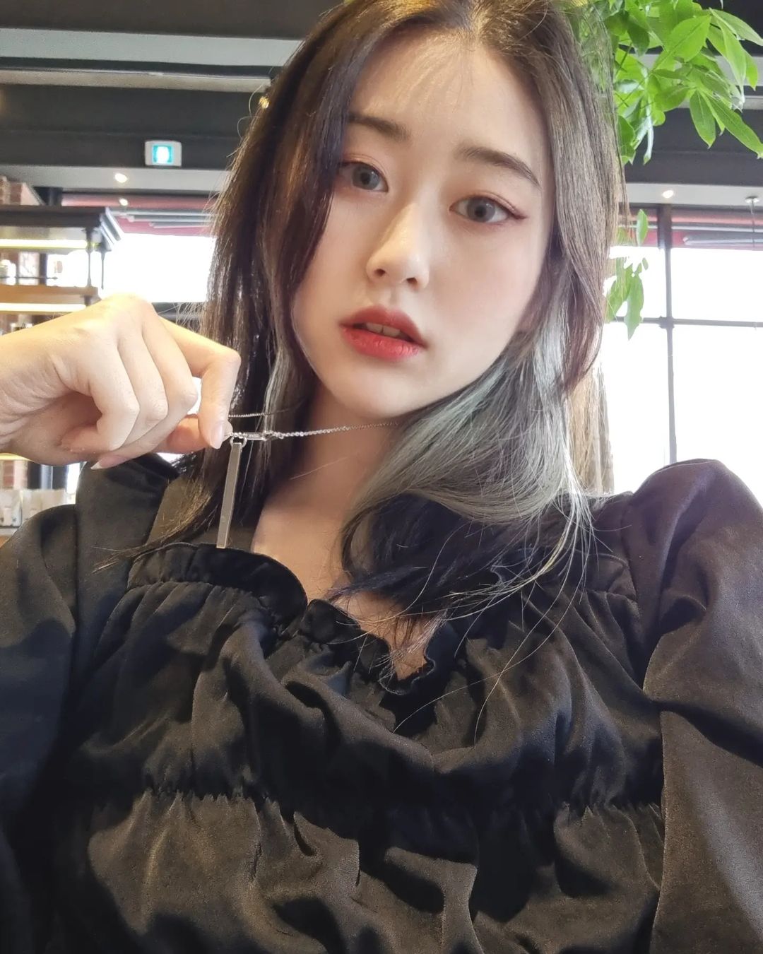 @garamheaven shared a photo on Instagram: “#데일리유니크 에서 목걸이 #협찬 받았습니다☺ 구매좌표 👉 http://naver.me/FOmFqmfC 🖤 오전에 올린 십자가 목걸이보단 무난한 디자인으로 개인적으론 이 목