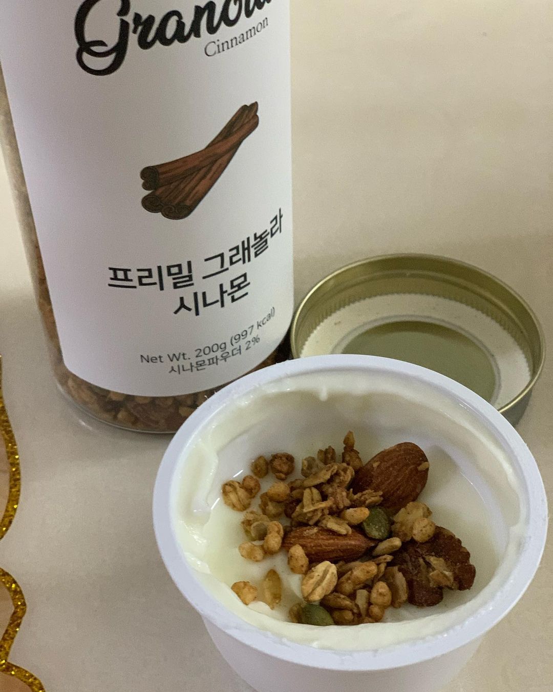 💉 on Instagram: “프리밀 그래놀라 4종 중 시나몬 그래놀라예요 :) 은은한 시나몬 향이 더해 고소한 그래놀라에서 고급스럽고 질리지 않는 맛으로 탄생되어 중독성도 미쳤답니다. 1회 섭취 분