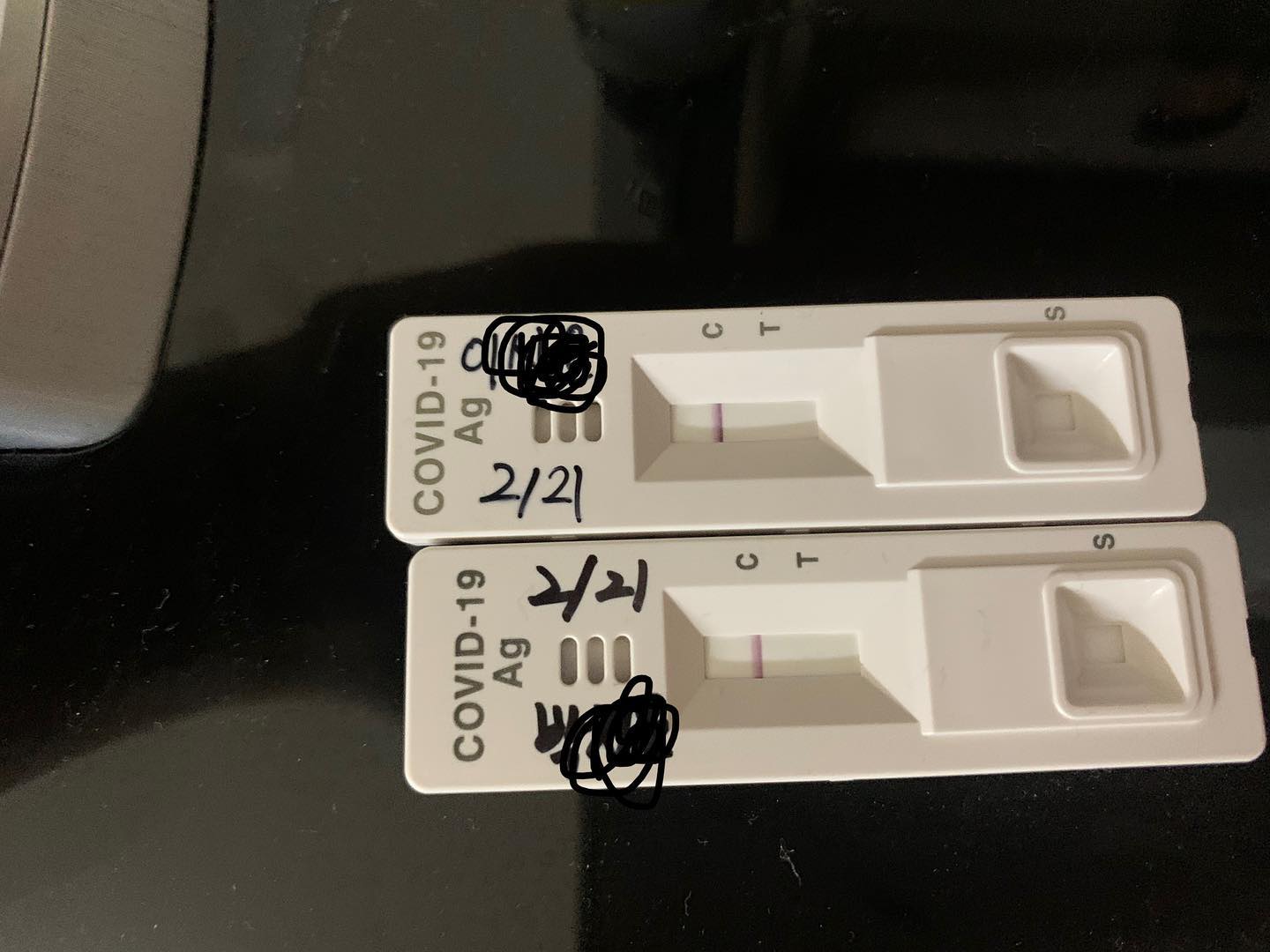 😷
둘째 띠유니 어린이집도 뚫려버렸다 ..
1년동안 조용하더니 ..
하루사이에 확진자 두명 발생 
원아 1명 교직원 1명
급하게 오전에 하원시키고 가정보육중 ㅜㅜ
이틀간 휴원이라 낼까지 가정보육😔

나도 혹시나 해서 자가키트 해봄 
아플거같아서 느므 걱정했는데 .. 
생각보다 할만했음✌️재채기할때까지 쑤시기
턱밑까지 쫒아온 코로나
무사히 지나가자 〰️

#나의연차는이렇게가는구나