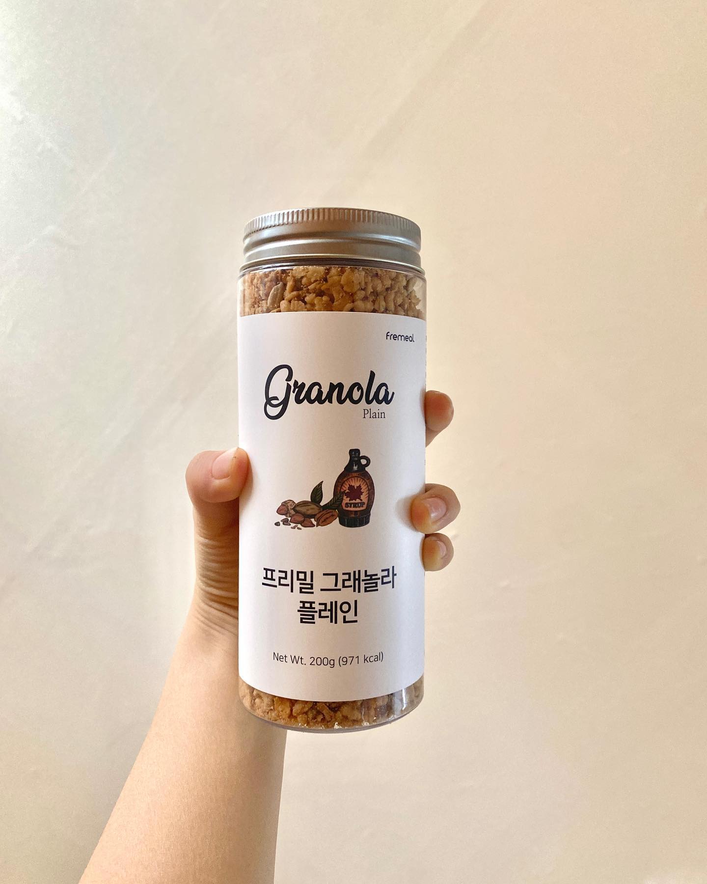  “프리밀 그래놀라 플레인😀 ❤️식단관리하는 다이어터들에게 추천! 과하지 않고 적당히 고소하면서 요거트나 우유랑도 잘 어울리는 프리밀 그래놀라! ‘수제 생산’ 그래놀라로 ‘3번 이상 정성스럽게’ 구운 그래놀라. 질 좋은 캐나다산 귀리와 메이플 시럽을…”