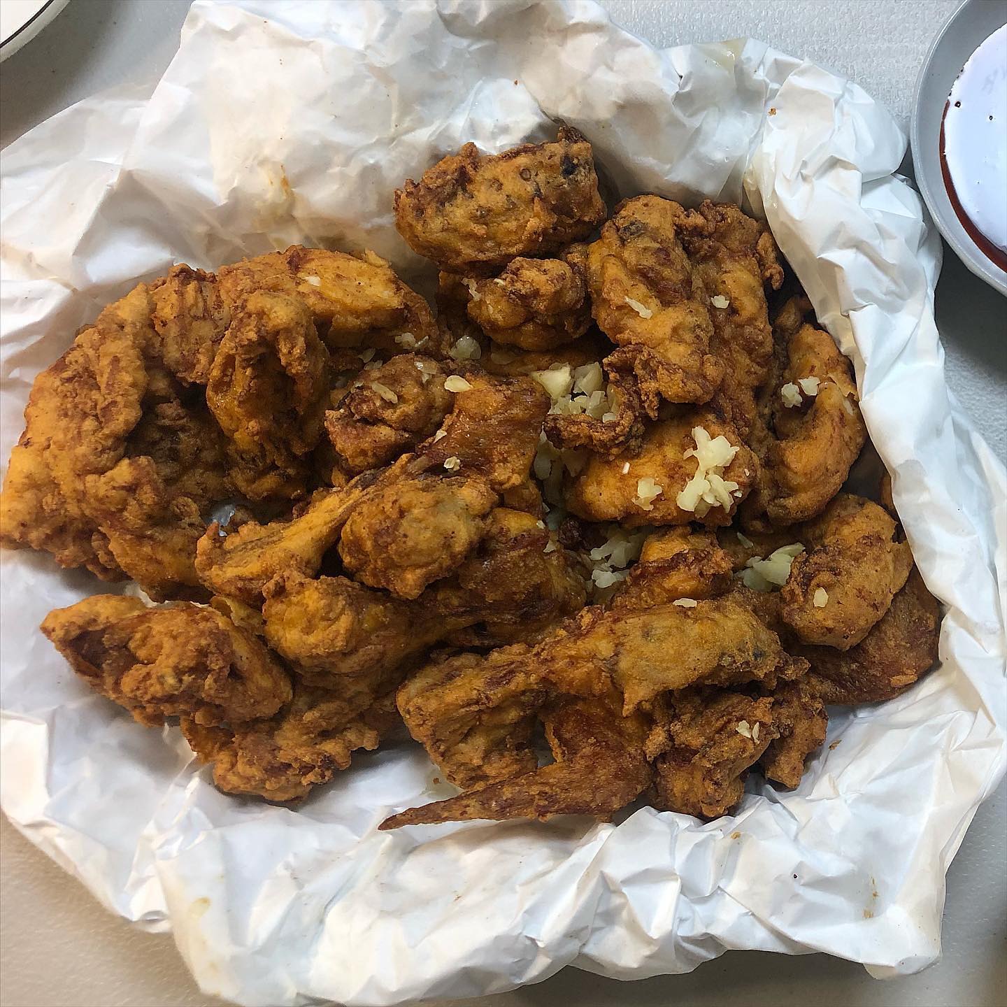 [제주🍗] #마농치킨

📍중앙통닭 2호점
🏷 후라이드치킨 18.0

서귀포 올레시장 안에 있는 마농치킨을 먹어봤어요!
“마농”은 제주도 말로 마늘이라는 뜻인데용😆
진짜 안먹어봤으면 큰일 날뻔 ㅎ
마늘이 전혀 맵지 않고
치킨의 느끼함을 싹 다 잡아준다규요😭
포장에서 오는 길에 마늘향과 튀김향이 섞여서
진짜 참기 힘들더라구요 ㅎㅎㅎㅎ
올레시장안에 짝퉁 마농치킨집도 은근 많던데
잘 보고 사서드세영❤️