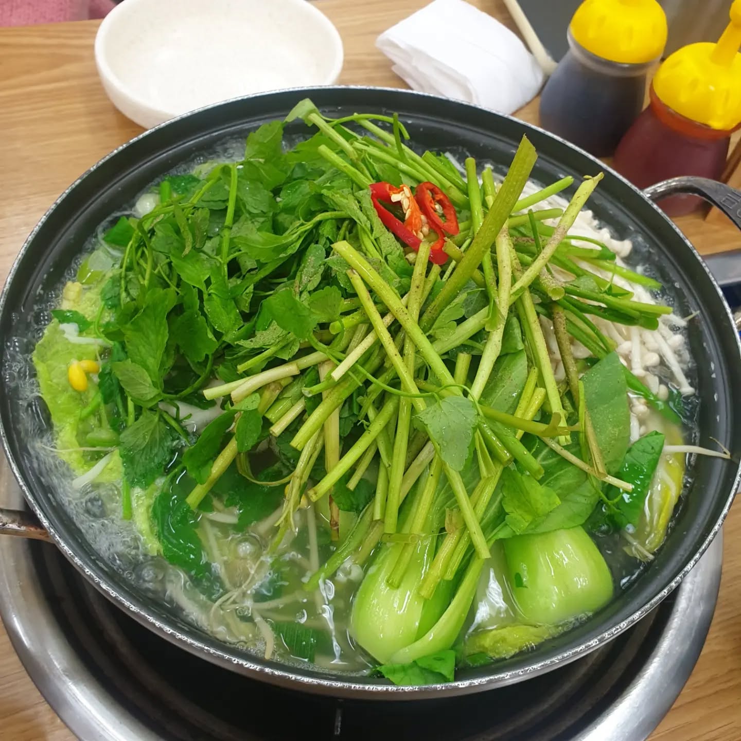 #배곧홍백칼국수

배곧에 칼국수 집 하면 여기 추천!!!
추천받아서 갔는데
백합칼국수 먹었는데 백합도 많고
양도 많아서 2인이서 배부르게 먹음!!
얼큰이칼국수도 맛있다는데
다음에는 이거 먹으러 재방문 예정

#배곧맛집