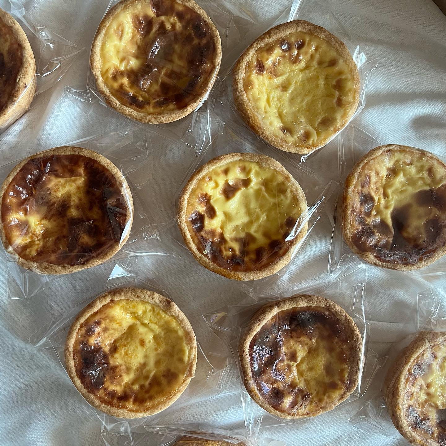 📌구입처 : 아이디어스-카페다홍

.
🥚비린 맛 하나 없이 고소 촉촉 에그타르트..♡
🍽선물받아서 먹어봤다가 너무 맛있어서 내돈내산한건 안비밀👍🏻
❕지금 할인중
.
.
.
#카페다홍 #다홍에그타르트 #에그타르트 #내돈내산 #아이디어스 #jmt