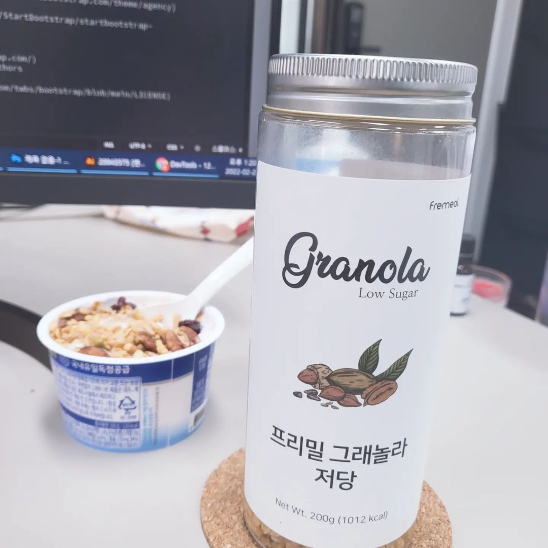 미소태윤 on Instagram: “#협찬 . . . . 프리밀 그래놀라 저당을 먹어봤어요‼️ 아침으로 먹으려고 가져와서 먹어봤는데 저당이 붙어있는 만큼 확실히 단맛이 적어요 덕분에 오트밀 본연의 고