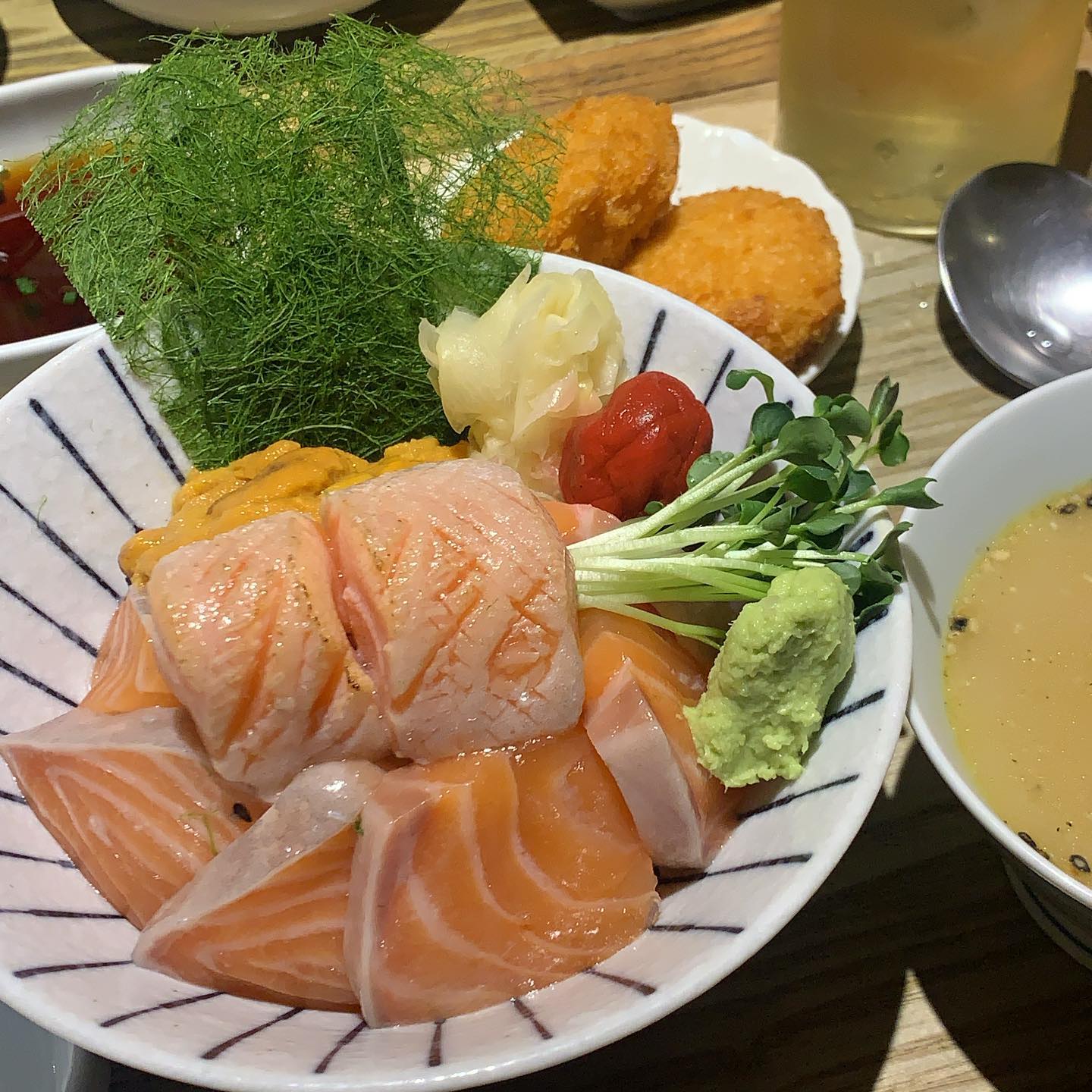 연어 냠😍
#미쁘동 #연남동맛집 #제이타쿠동