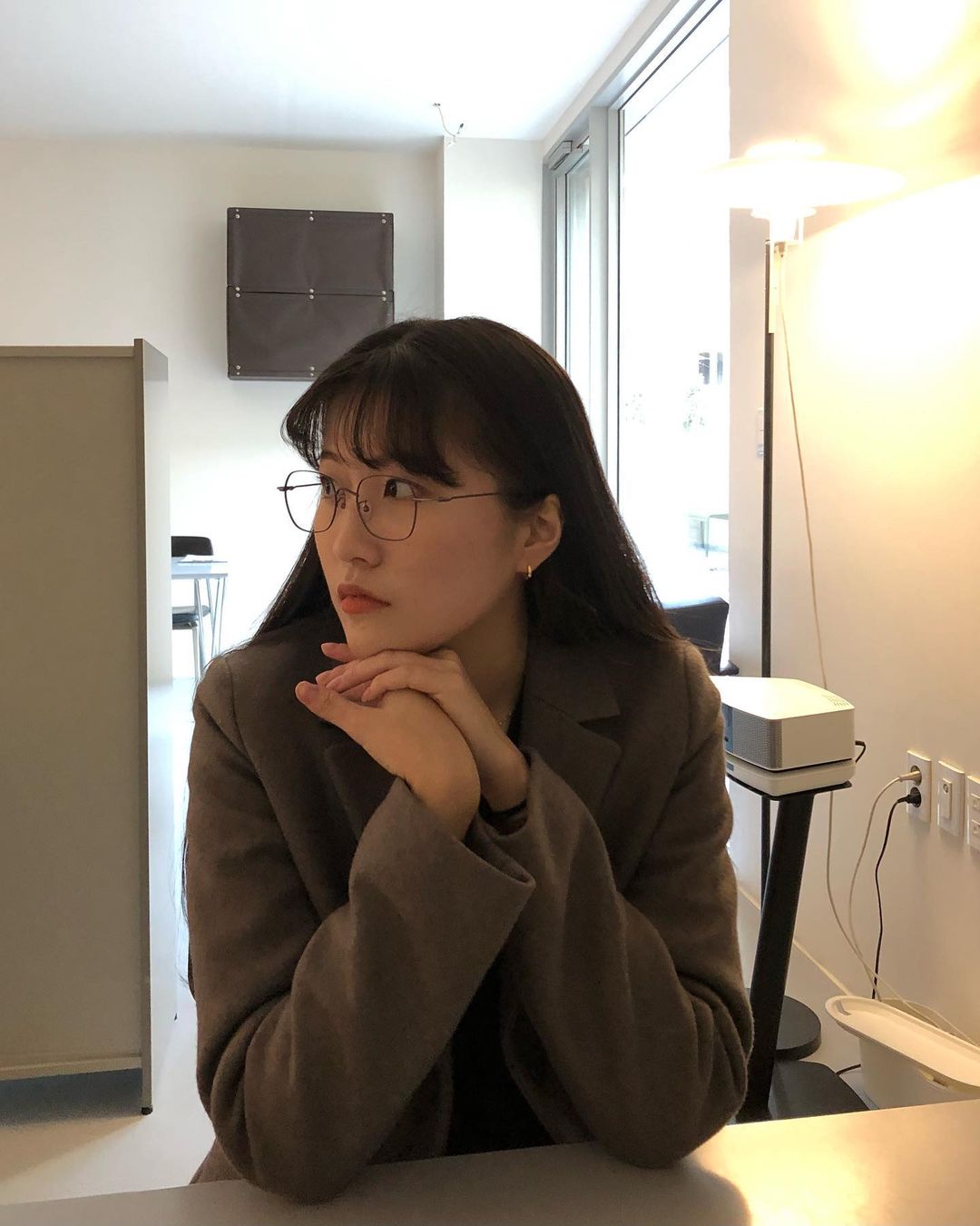 이남희, 이름 on Instagram: “#협찬 @s7iluvu 에스세븐일루부에서 Airfit6 브라운 색상을 선물해주셨어요 ! 👓 알 없는 안경은 만년 안경잡이인 저에게 로망이었는데요🥺안경을 쓰니 제법 똑똑하