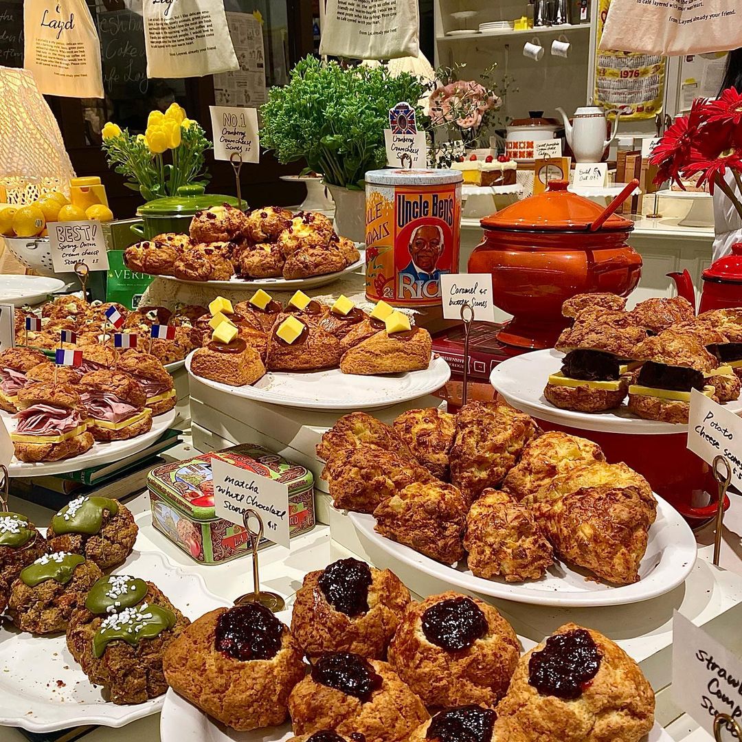 도야지선🐽 on Instagram: “#카페레이어드 #더현대서울 ✔️ 스콘 4,500~5,500원🍪 평소 가보고 싶었던 #레이어드 였는데 #더현대 에 입점해 있어서 방문해보았다🙌 생각했던 것 보다 큰 #스콘