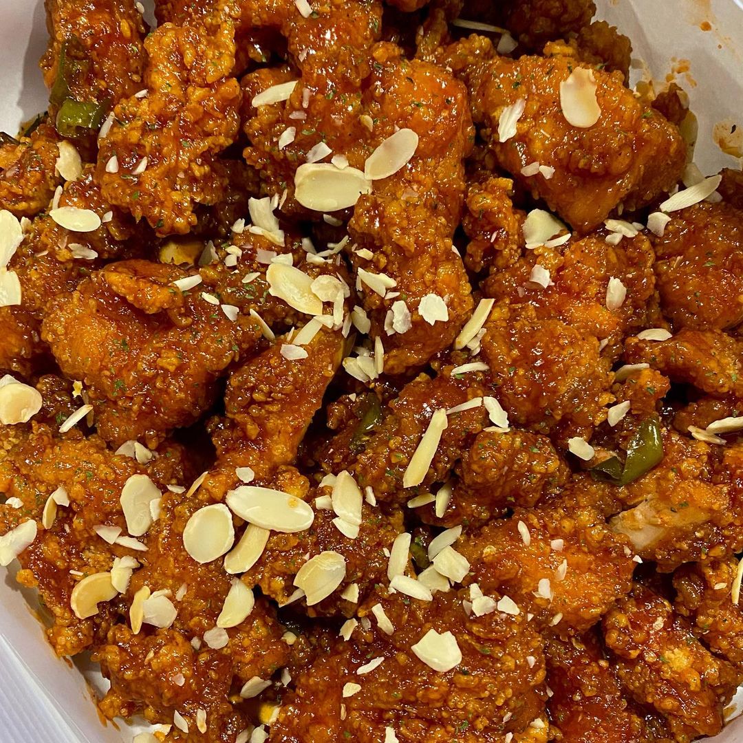 도야지선🐽 on Instagram: “#만석닭강정 ✔️ 순한맛 순살 19,000원🍗 속초 여행가면 사람들 손에 하나씩 들려있는 그것🎁 바로 속초의 명물 만석닭강정🍗 달짝지근 매콤한게 자꾸 손이 가는