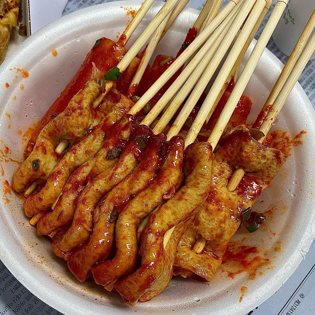 도야지선🐽 on Instagram: “#제천빨간오뎅 ✔️ 빨간오뎅 3개 1,000원🍢 ✔️ 떡꼬치 2개 1,000원🍡 제천하면 떠오르는 음식인 #빨간오뎅 드디어 먹어봤습니다🙌 이렇게 맛있는걸 여태 안먹고