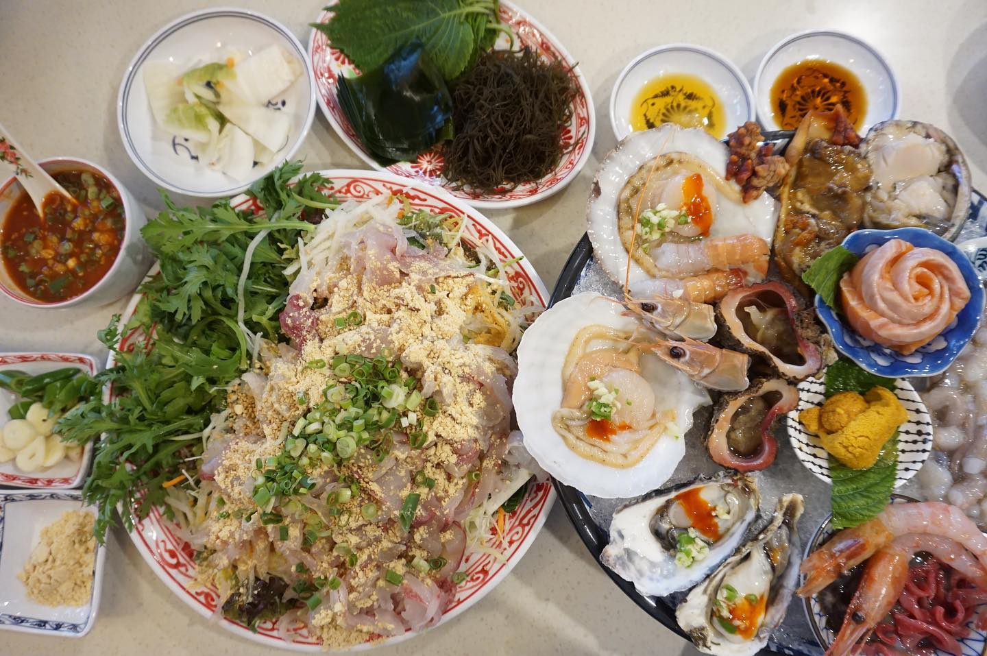 #마케집시흥집

개인적으로 정말 좋아하는 막회집!
시흥에서 가장 싱싱한 막회집이 아닐까 한데요.
산지직송! 자연산 막회 전문점이라 정말 맛이 좋아요.

거기다 분위기 좋은 일식당이다보니 찾는 분들도 많고
술집이지만 막회를 드시러 오는 분이 더 많은 곳?ㅎㅎ
정말 시흥 맛회 찐 맛집으로 추천하고 싶은 곳!

깔끔한 인테리어는 물론이고 친절한 직원분들이
메뉴설명을 잘해줘서 늘 가서 다른 메뉴를 주문해도
실패 없는 집이라 강추 강추 합니다 : )

제가 먹은 메뉴는
자연막회 대 사이즈!
거기다 해산물모듬에 백골뱅이&문어숙회
성게알과 단새우, 거기다 감태까지...
이걸로 부족하죠? 석화도 먹어야하고 통우럭매운탕도 주문!

다 먹을 수 있습니다. 맛있으니까 배불러도 ㅋㅋ 허리띠 풀고 드실 준비 되셨나요?

☞ 경기도 시흥시 은계번영길 27, 1층
☏ 031-404-0333

https://map.naver.com/v5/entry/place/1204276073?c=14115732.15397076,4500126.089832112,15,0,0,0,dh&placePath=%3Fentry=plt

#산지직송자연산막회 #마케집 #시흥맛집 #시흥횟집 #마케집시흥점 #시흥술집 #시흥일식 #분위기좋은술집 #시흥배달맛집 #시흥포장맛집 #시흥해산물전문점