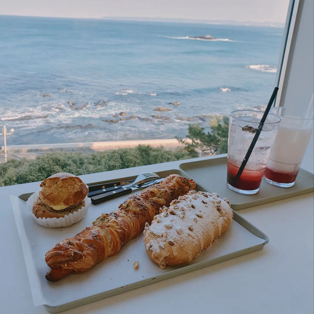 찹쌀 부부 on Instagram: “#찹쌀쀼 #포항어레인지먼트 빵순이들 모여라!! 앙버터 스콘, 매운소세지빵, 호두크림치즈빵 비주얼보고 놀라고 맛으로 두번 놀라고 어쩜 이렇게 맛있을 수 있지?🤦