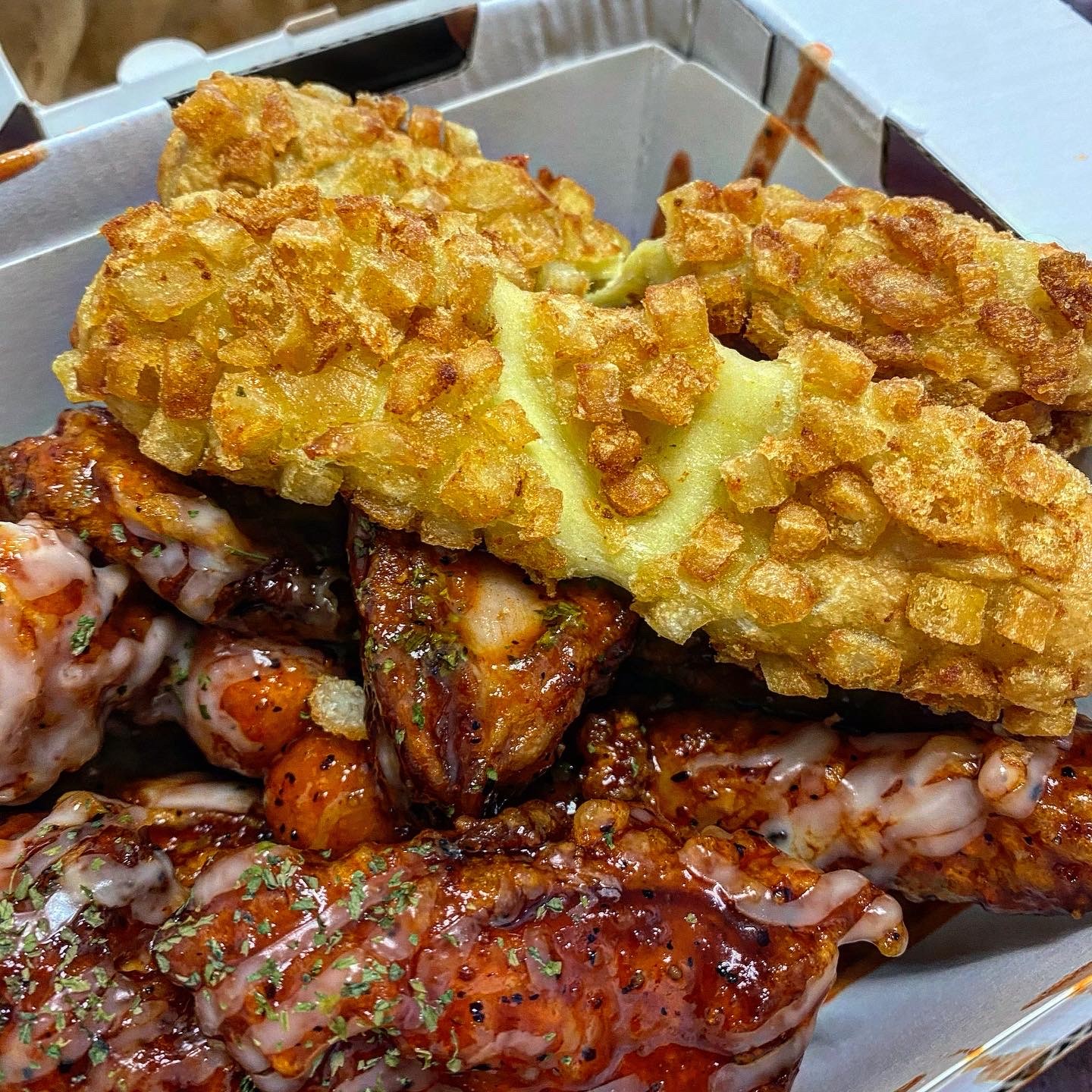 #광고 #불패치킨 #자담치킨

✔️ 불패치킨

요즘 맵덕후들 취향 저격 중이라는 자담치킨 신메뉴!!
자담치킨은 진심 못참죠?? 🍗🍗
맛난 후라이드에 불향 가득 스모크소스 + 블랙페퍼,
달달한 고다치즈소스로 마무-으리한 불패치킨이에요!
요게 바로 진정한 맵단의 정석 ㅠㅠ
맵찔이인 저한테도 적당한 맵기라 너무 좋았어요!
매운맛 다음에 바로 치즈의 달달함이 치고 들어와서
습-하-습-하 하면서도 계속 손이가는 𝙈𝙄𝘾𝙃𝙄𝙉 중독성🙀
여기에 쫀득말랑 미니찹쌀볼까지 조합 최고에요,,,

추가로 주문한 모짜감자도 진심 요물
바삭쫀득단짠허니 매운 치킨이랑 찰떡궁합∩^ω^∩
역시 믿고 먹는 자담치킨, 신메뉴도 대만족이에유!!
맵덕후분들은 이번 신상 꼭꼭 도전해보기🔥🤍

*자담치킨으로부터 제품을 지원받아 작성된 후기입니다

🐷 자담치킨 🐷

#치킨추천
