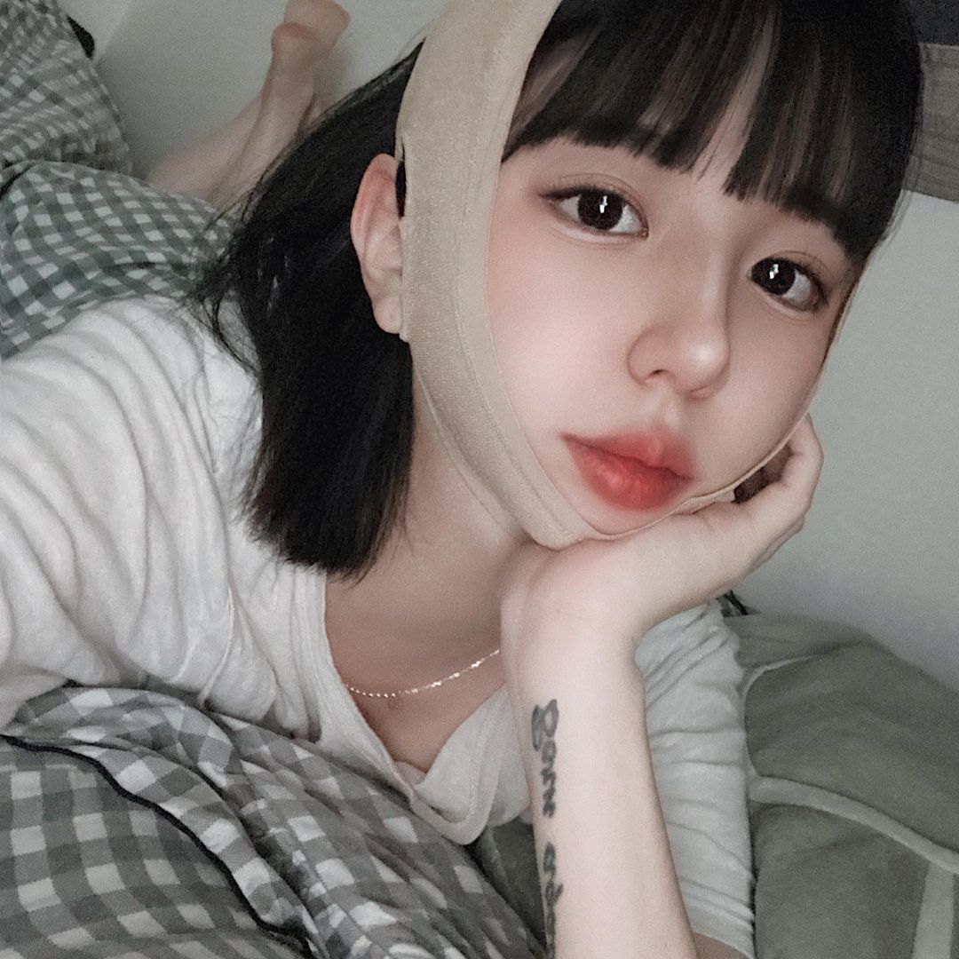 민이♥ on Instagram: “#협찬 맥핏 얼굴압박밴드 (•ө•)♡ 실제 병원에서 얼굴수술후 착용하는 밴드형태제품입니다 ! 귀 구멍이 있어서 타제품에 비해 움직임이 덜하고 뒷통수까지 연