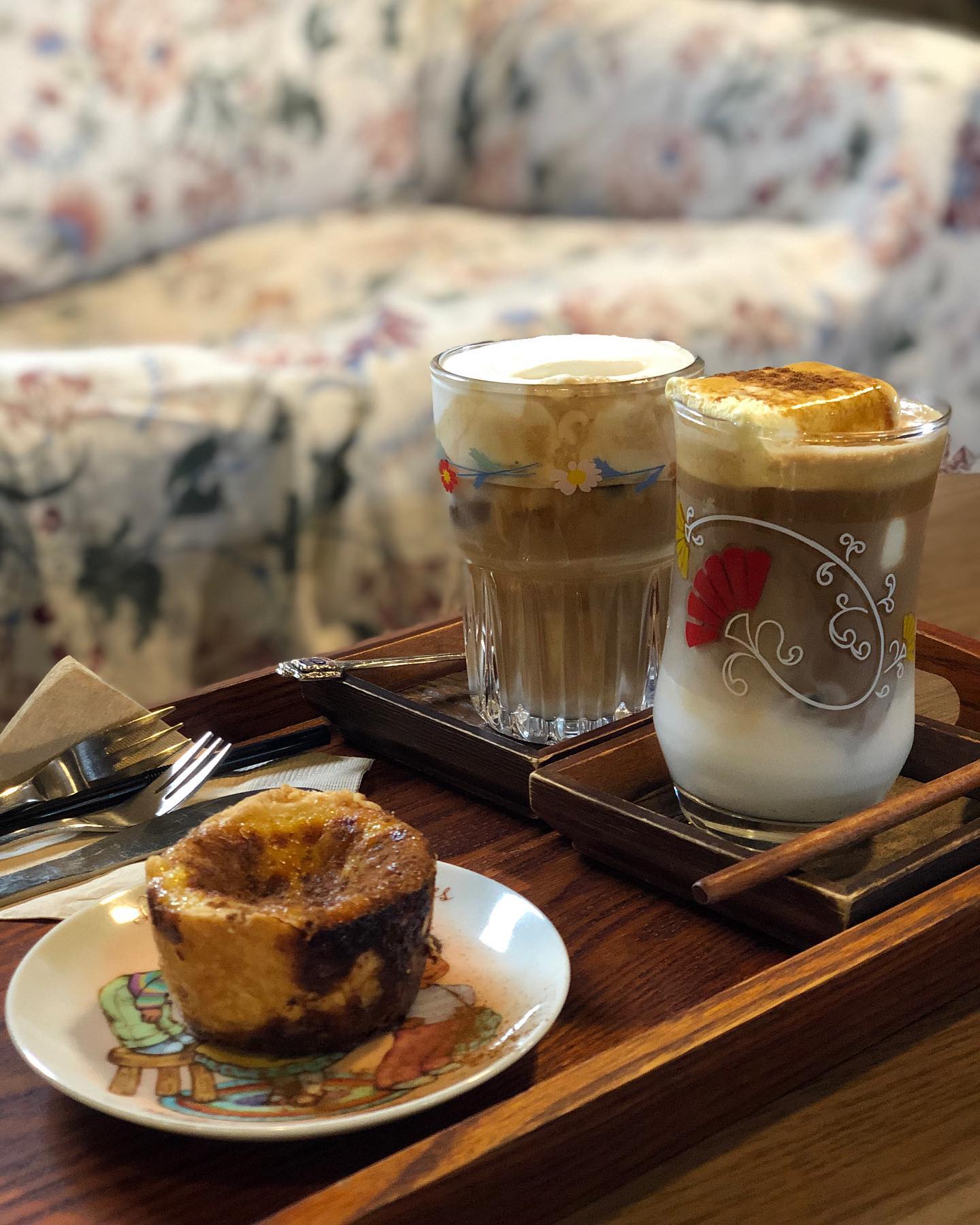 [제주☕️] #우연히그곳

📍제주 제주시 구좌읍 중산간동로 2250
🕰 목요일 정기휴무
🏷아몬드크림라떼 6.0
🏷엑설런트라떼 6.0
🏷에그타르트 3.0

카페 이름 처럼 
정말 우연히 들른 그곳!
사실 풍림다방을 가려고 했으나 
내부공사 관계로 닫혀있길래🥲
찾게된 카페인데
우연히 들러서 그런지 더 좋았다❤️
에그타르트를 좋아하는데 
정말 맛있었당❤️
카페 내부가 푸근한 느낌이어서 편하게 쉬었다 간 곳✨
아몬드크림이 너무 고소해서 맛있게 먹었당🤤
끝날듯 끝나지않는 제주피드..!
곧 끝날예정🙄💕