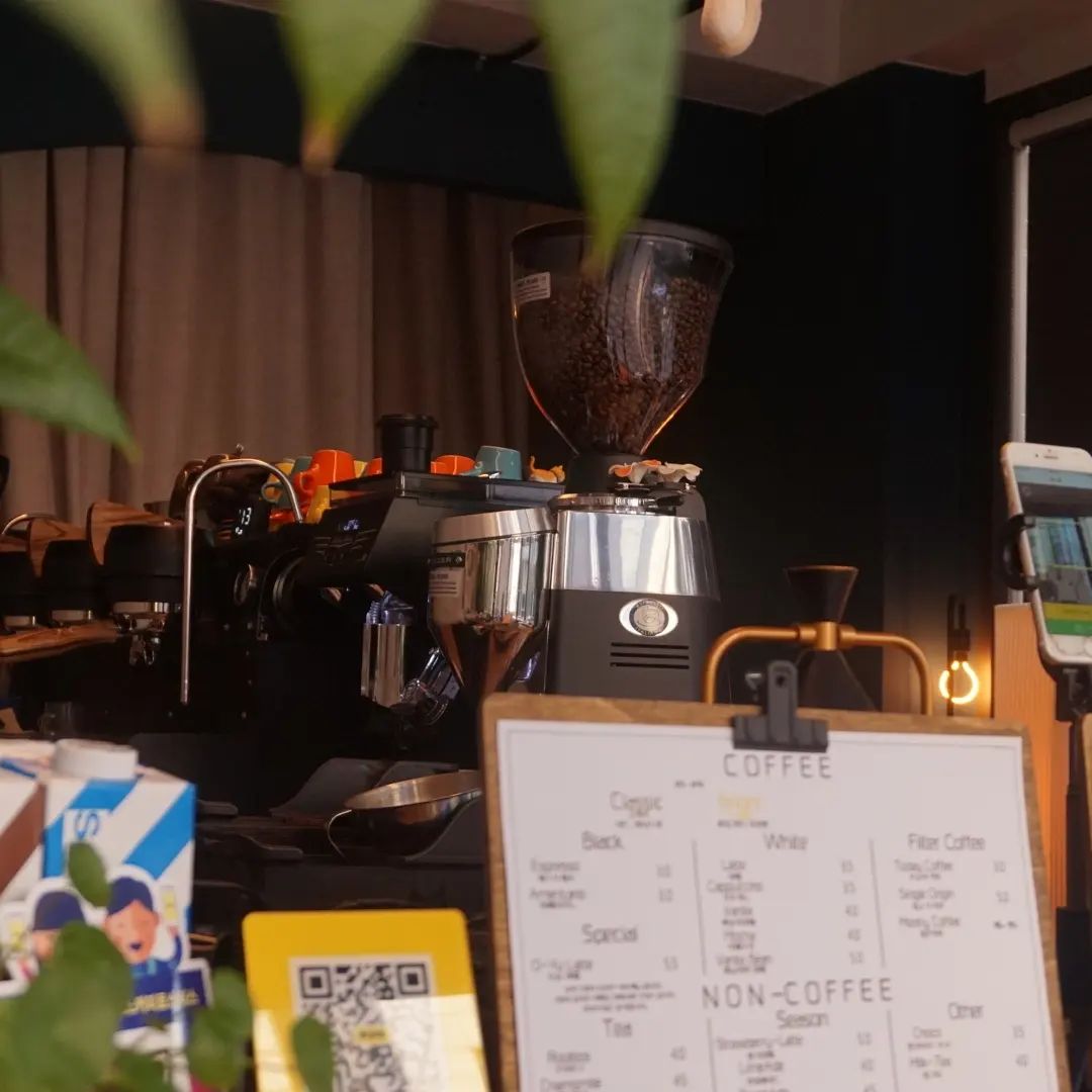 𝚆𝚘𝚘𝚍𝚢 𝙻𝚒𝚖 on Instagram: “요즘 최애 카페 델로니어스 스튜디오 근처에 커피 맛집이 있어서 행복... 이사 안 가고 오래 이 자리에 있어야겠다 그치만 꼭 일찍 출근해서 들려야지