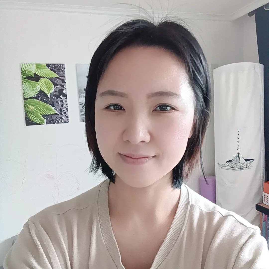 코로나시대 독박육아 3년째를 접어들지만
아직도 여전히 이 독박육아가 힘겹기도하고 어설프기도 하고 적응이 참 안됩니다.

특히나 어제는 남편이랑 첫째는 시댁에 가 있고
10개월된 둘째와 단둘이 있는데
재 접근기인지 요즘 도통 떨어지지 않으려는 아이때문에
둘만 있는데도 혼자서 오롯이 하루종일 데리고 있는게 왜이리 두렵기도 하고 힘겹기도 할까요.

마침, 섬기는 교회에서 방역을 철저히 하고 수련회가 진행중인데
아침 일찍 나가기가 엄두가 나지 않아서
1부는 집에서 온라인으로 예배를 드리고
2부는 1시간 아니, 아이랑 같이 가려면 1시간 30분이 걸리는 거리를
대중교통을 이용해서 다녀왔어요.
이렇게라도 하면 시간이라도 가겠지요. 몸은 비록 힘들지만....

 
나오는 길에 편의점에 들려서 자가키트 구매해서
공원 벤치에서 콧구멍을 쑤시고 시약에 넣고
시간이 지나 버스안에서 시약을 떨어뜨려서 자가키트 검사를 하고 갔습니다.

 
요즘 우리나라는 감염자수 세계 1위
17만명을 넘어가는 그때
주말이지만 대중교통안은 텅텅 비었네요.

그렇게 도착한 교회 자모실
시작시간 30분이 넘어서 들어갔지만
그렇게라도 가고 싶었던 수련회
꿀같은 말씀 집중해서 들을 수 없지만
그래도 그 현장에 함께 있다는 사실 만으로도 너무 감격이었어요.

코로나 시대에 태어난 둘째
이제 다음달이면 돌을 앞두고 있습니다.

10키로가 되는 아이를 아기띠하고
아픈 허리를 부여잡기위해 복대를 하고
1시간이 넘는 거리를 대중교통으로 다녀온 오늘

그렇게 간 그 곳에서
아이에게 예배가 각인되길 원합니다.
