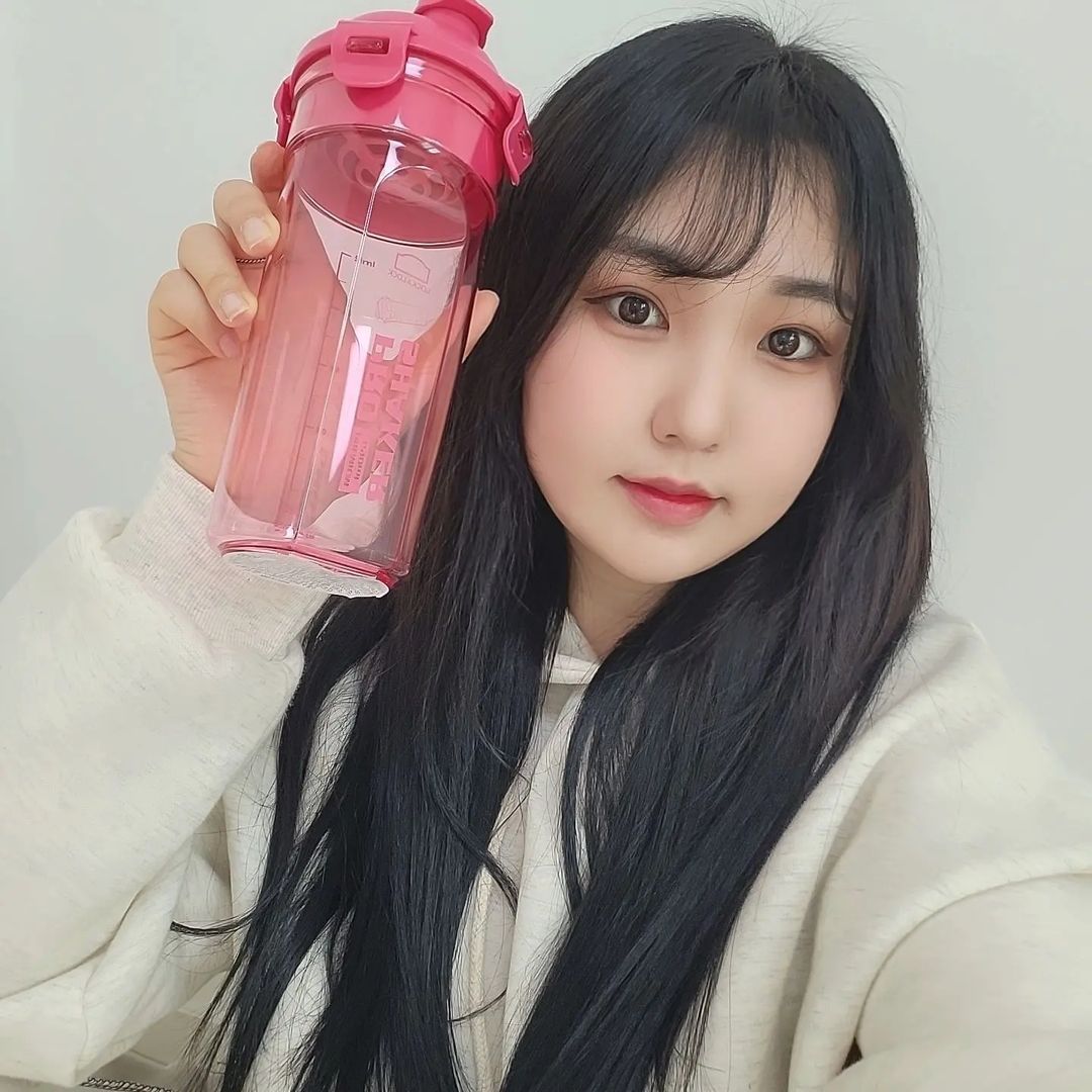 혜린 on Instagram: “#협찬 내 물병은 핑크 용량도 690ml로 넉넉 락앤락은 누구나 알만한 브랜드 프로쉐이커는 락앤락과 공동 계발한 제.품 보통 물병은 흔들면 흐르는데 프로 쉐이커는