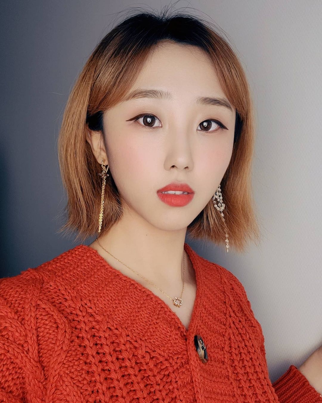 MinJung 💫 on Instagram: “#협찬 꺄😆 넘 러블리하고 샤뱡샤방한 유니크한 언발 롱 드롭 체인 귀걸이를 보내주셨어요💖✨️💫 귀걸이가 롱이지만 너무 가벼워서 평소에 귀에 무리없이 오래