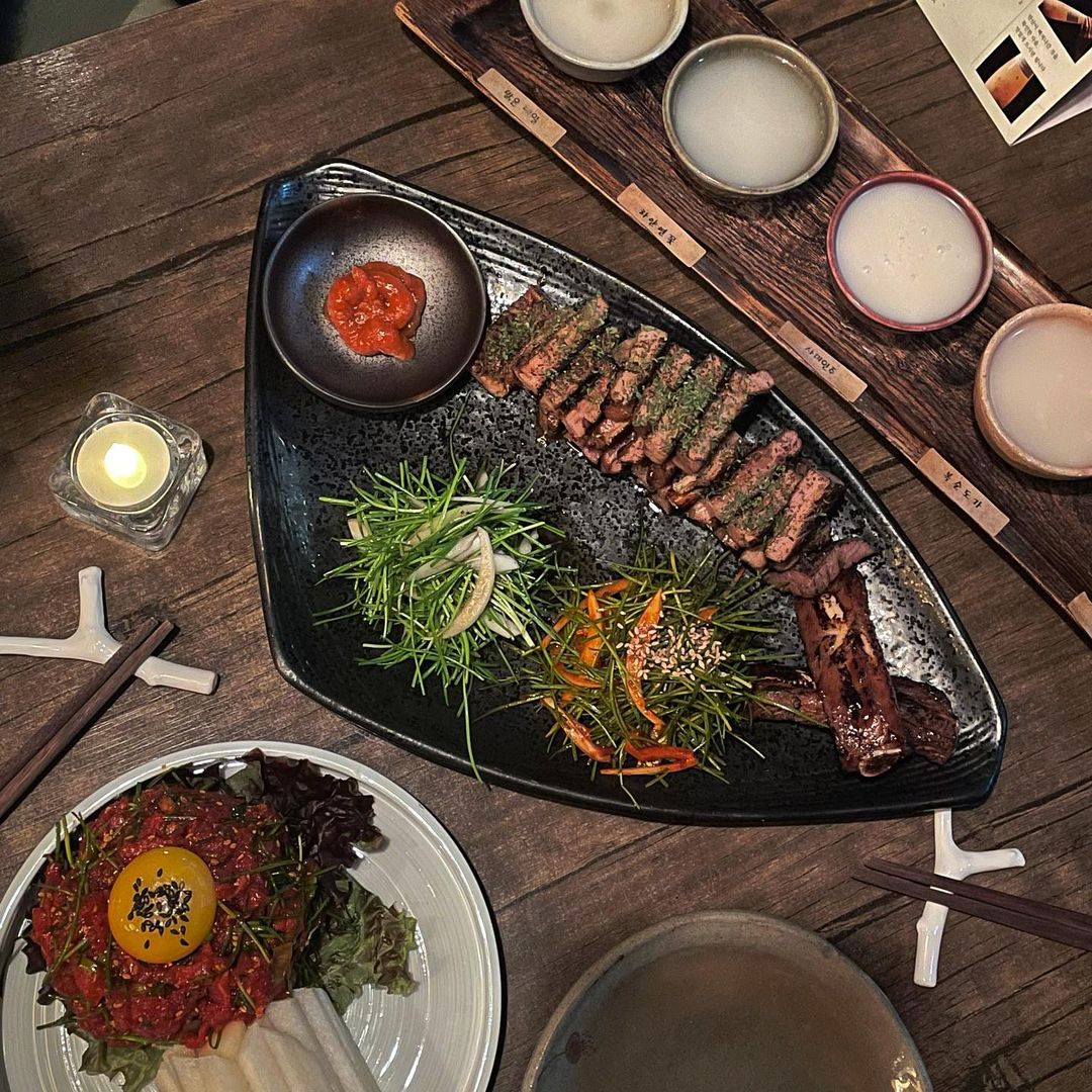 혜니 on Instagram: “#협찬 해방촌 맛집 다모토리히읗😍 육회와 갈비구이+영양부추샐러드에 막걸리샘플러+검은콩 막걸리 즐기고왔어요! 막걸리샘플러에는 이름이 다 붙여져나오고 궁금하고