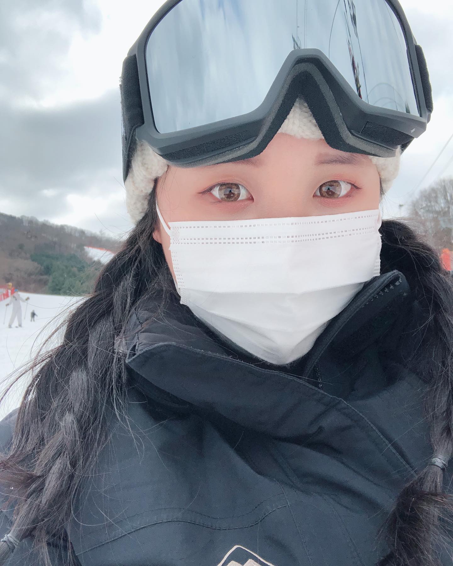 두근두근 인생 첫 스노우보드___🏂✨

온몸을 내던져 진심으로 탄 결과,,
스키장 두번에 S턴까지 마스터 해버려따....!(feat. 근육통과 멍)

추운 겨울에 땀까지 흘리며 가르쳐준 우리 오빠에게 무한감사🥺🙏🏻

벌써 폐장이라뇨....
11월에는 시즌권이랑 장비도 갖추고 
멋쟁이 언니로 돌아오게써---!

나랑 같이 갈 멋쟁이들 구함(1/10)