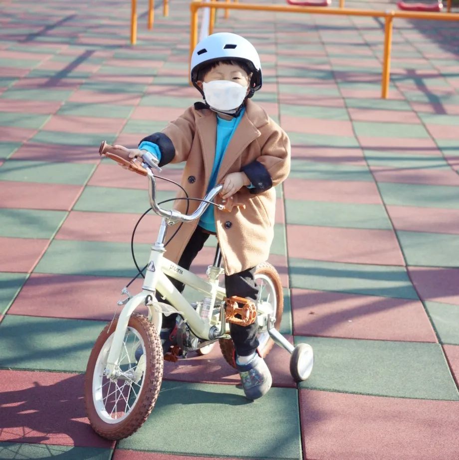 🚲
하원후 놀이터에서 자전거타기가 일정
자전거탈때 헬멧은 필수인데 잘 안챙겨져서 문제이다

🚴‍♂️🚴‍♂️
라라웨이 옐모 헬멧은 
아이가 먼저 찾는 헬멧으로
디자인과 색감도 예쁘고
거기에 안전성, 내구성, 통기성까지 좋다

헬멧에 공기구멍이 12개나 있어 
통기성이 좋아 아이가 답답해 하지않았다
헬멧 내부 내피부분은 도톰하여 머리를 안전하게 보호해주며
탈부착이 되어 세탁이 가능하다
놀다보면 땀을 많이 흘리는데 
세탁이 가능하여 위생적으로 사용 할 수 있다

이제 자전거탈때 헬멧쓰고 안전하게 놀자~🚴‍♂️

#라라웨이 #라라웨이헬멧 #옐모 #옐모헬멧 #자전거헬멧